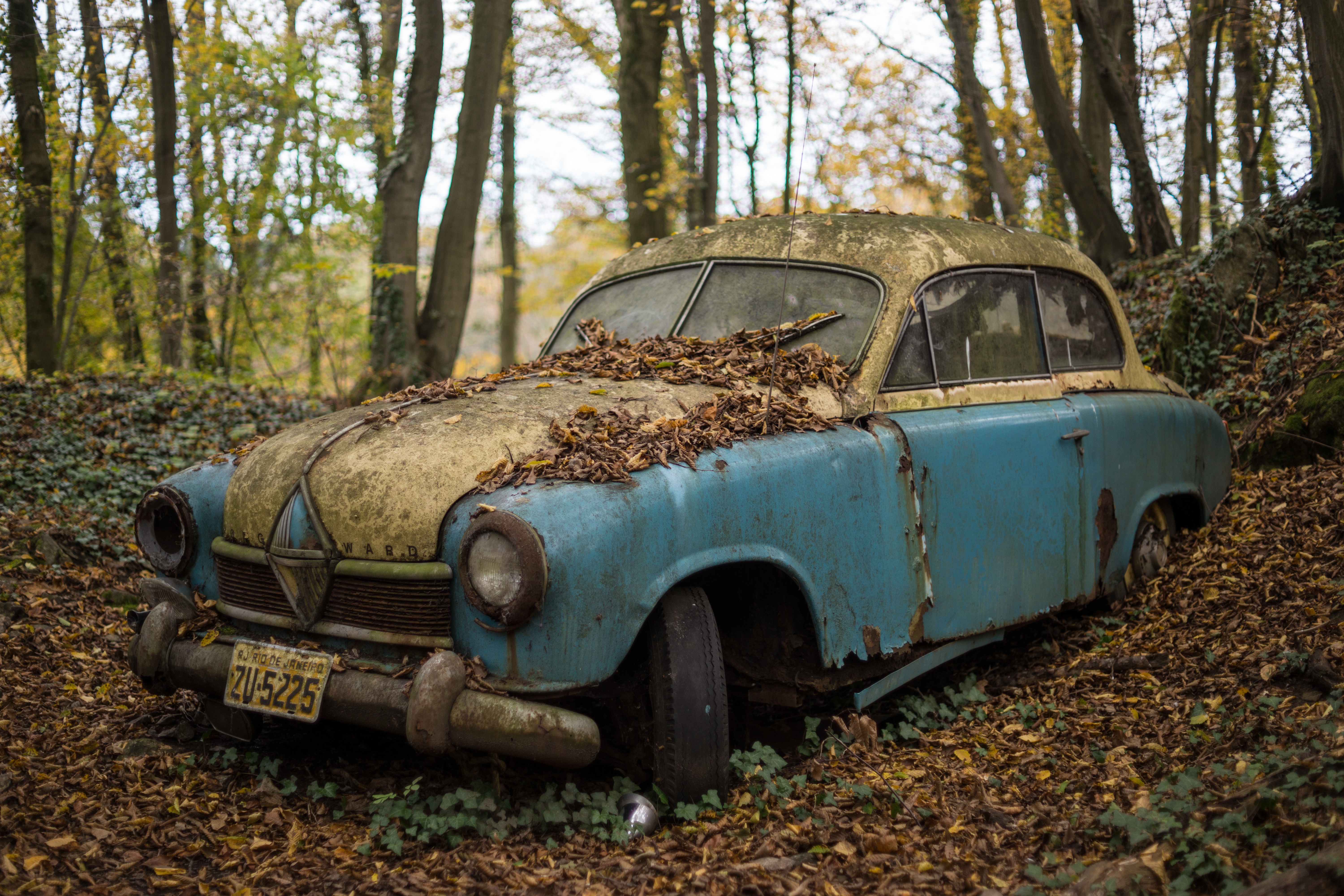 一辆废弃的旧车