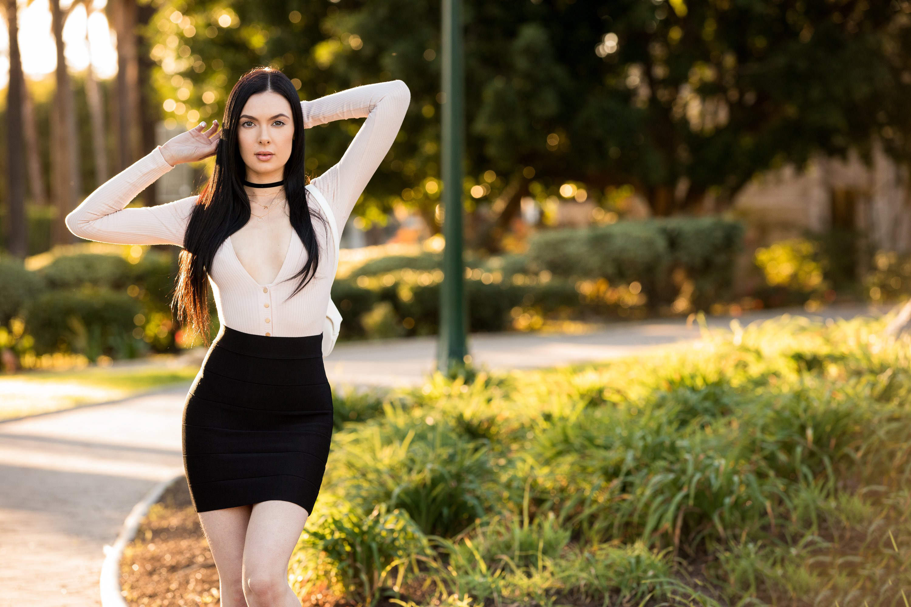 Free photo Dark-haired girl in black and white office clothes