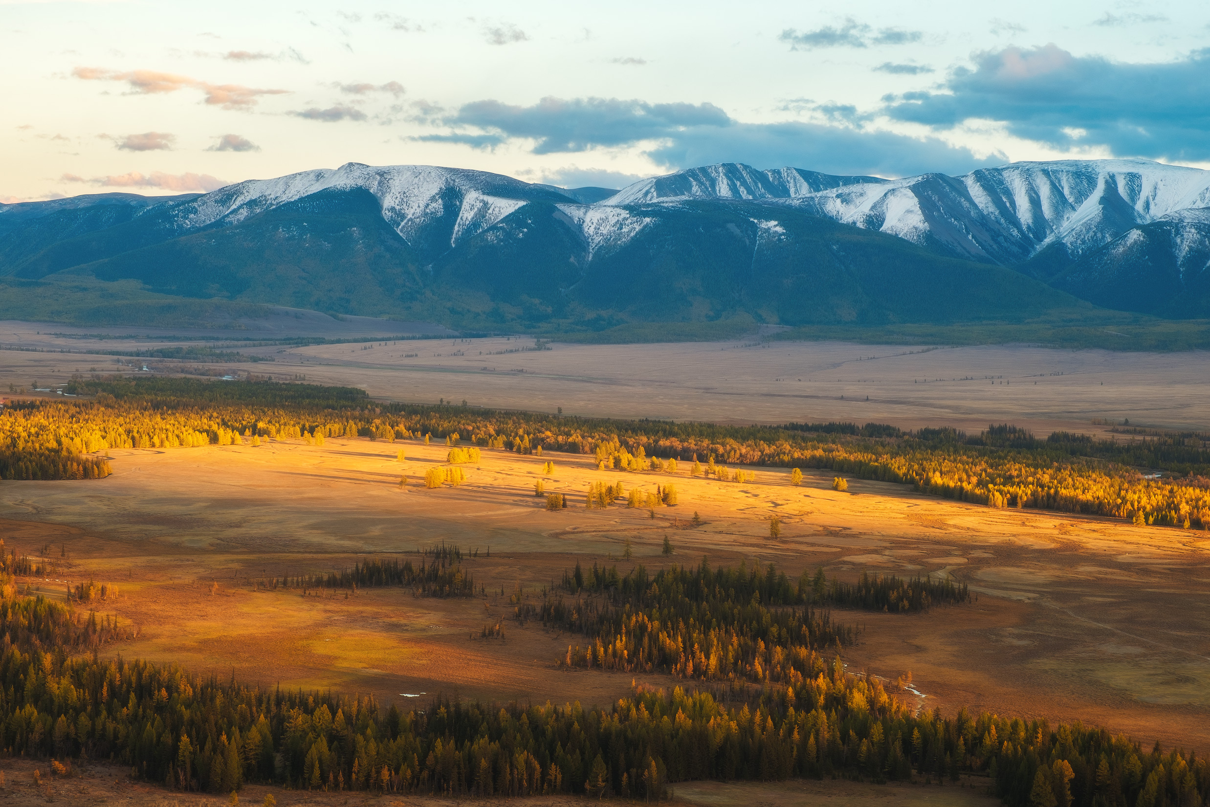 Free photo Sunset in the Kurai steppe