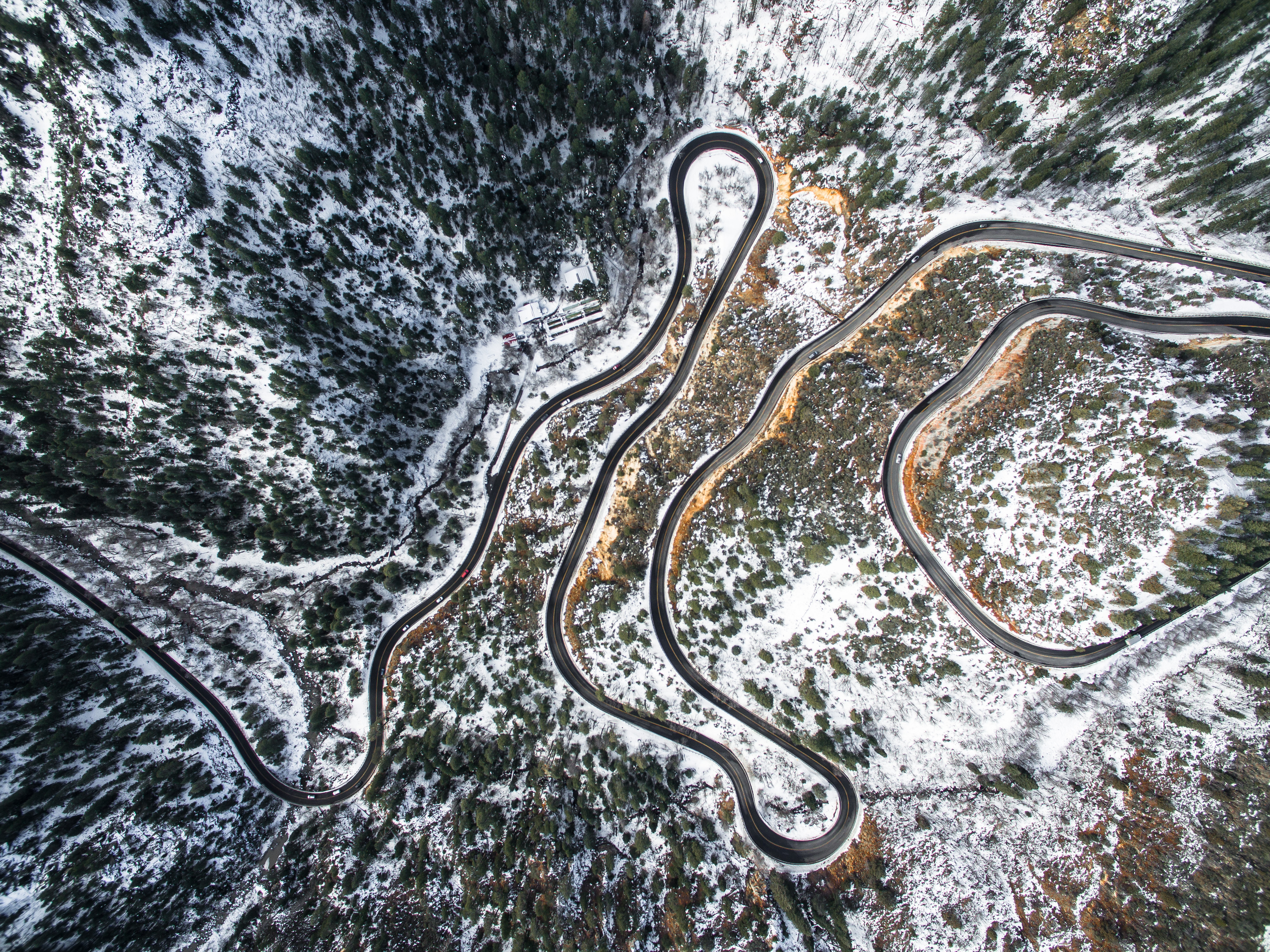 Зимняя извилистая дорога с деревьями с высоты птичьего полета