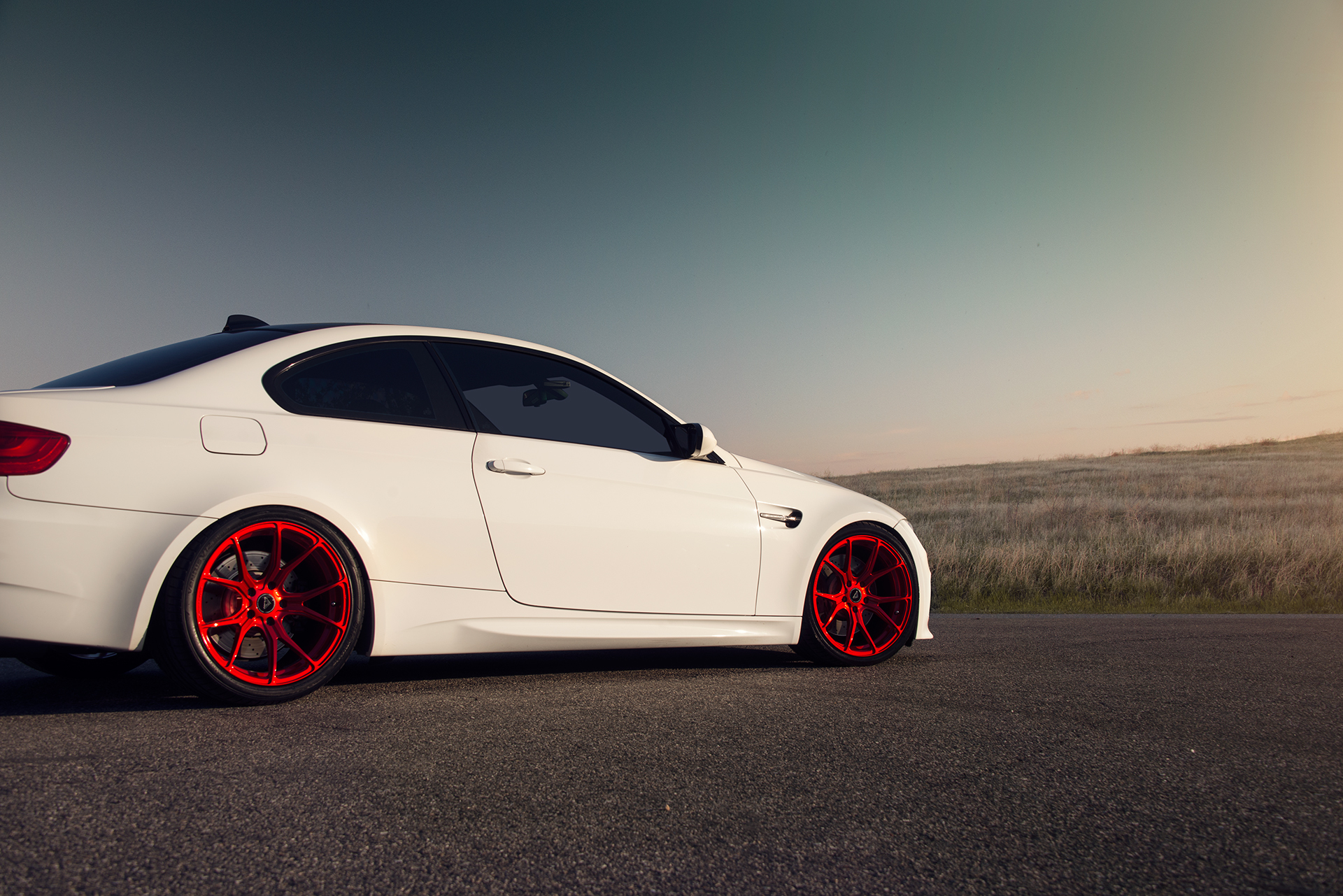 Free photo White BMW M3 with red rims.