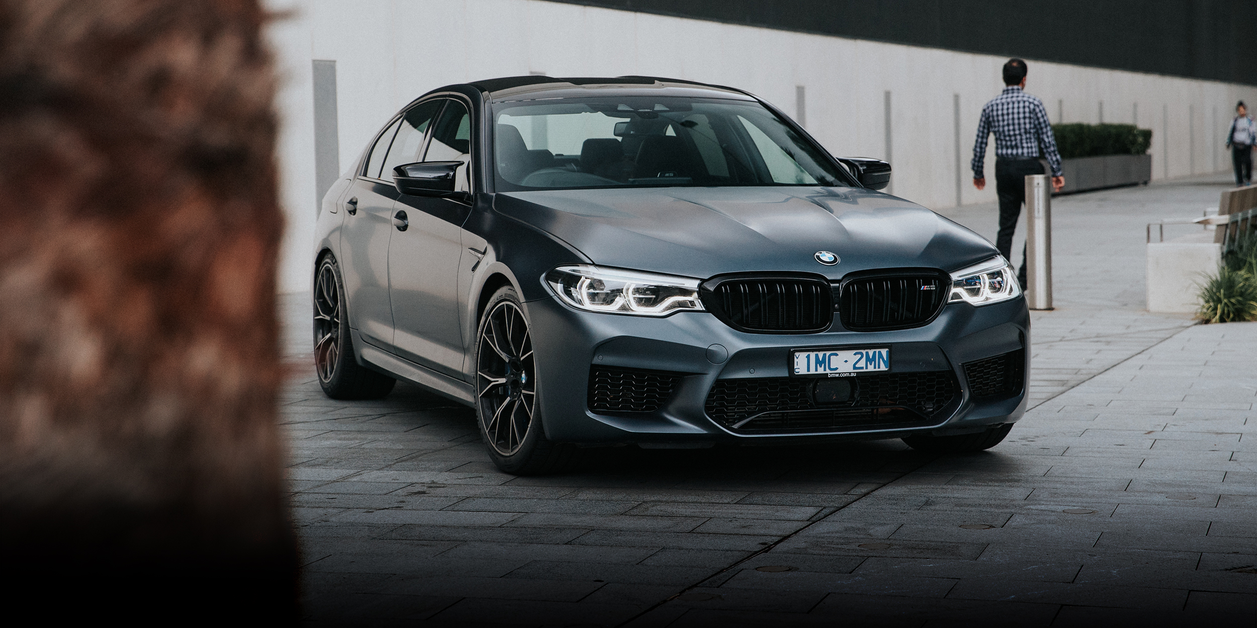 Бесплатное фото Серая матовая BMW M5 F90 дорестайлинг