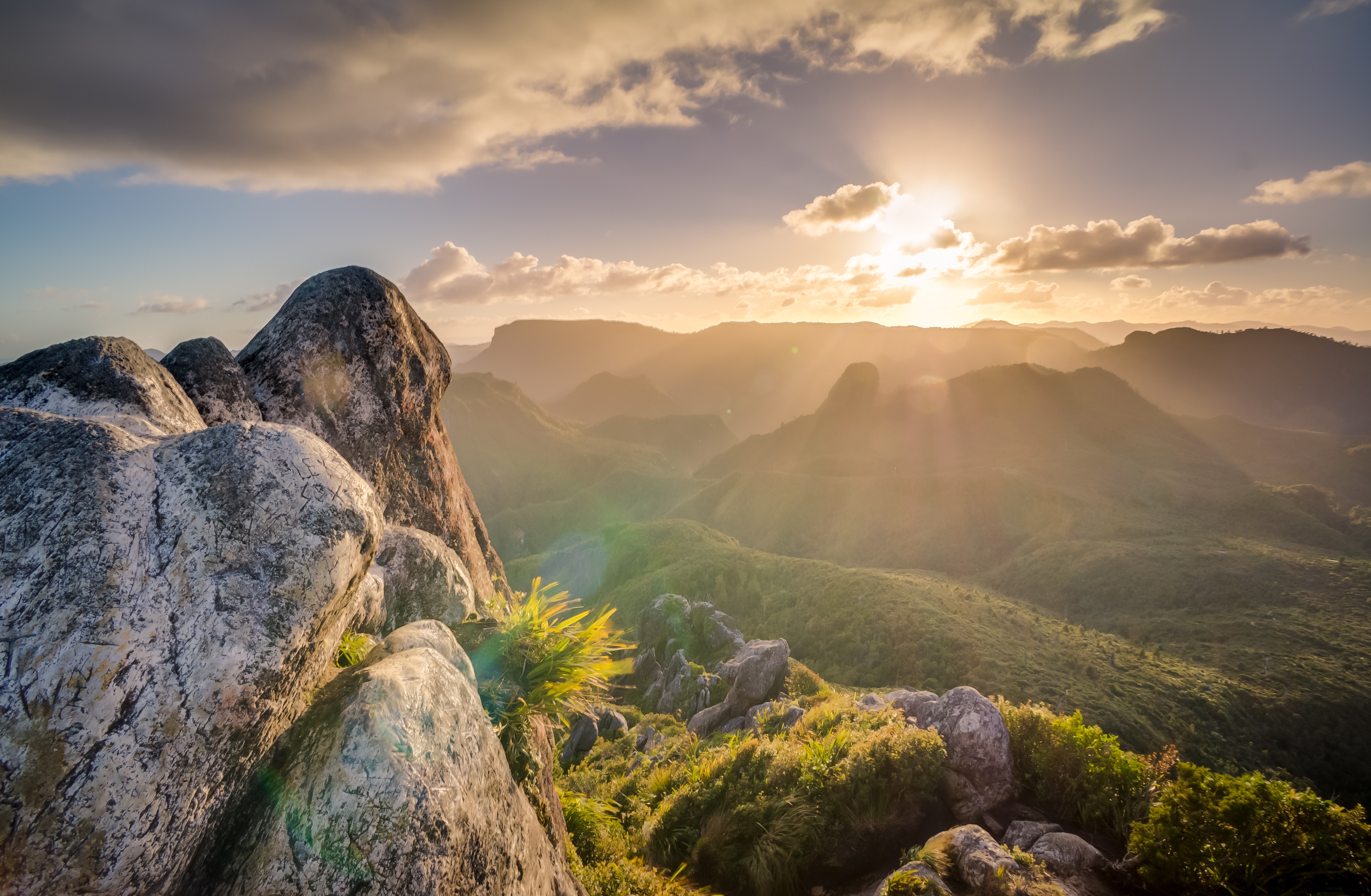 Free photo A bright sunrise in the mountains