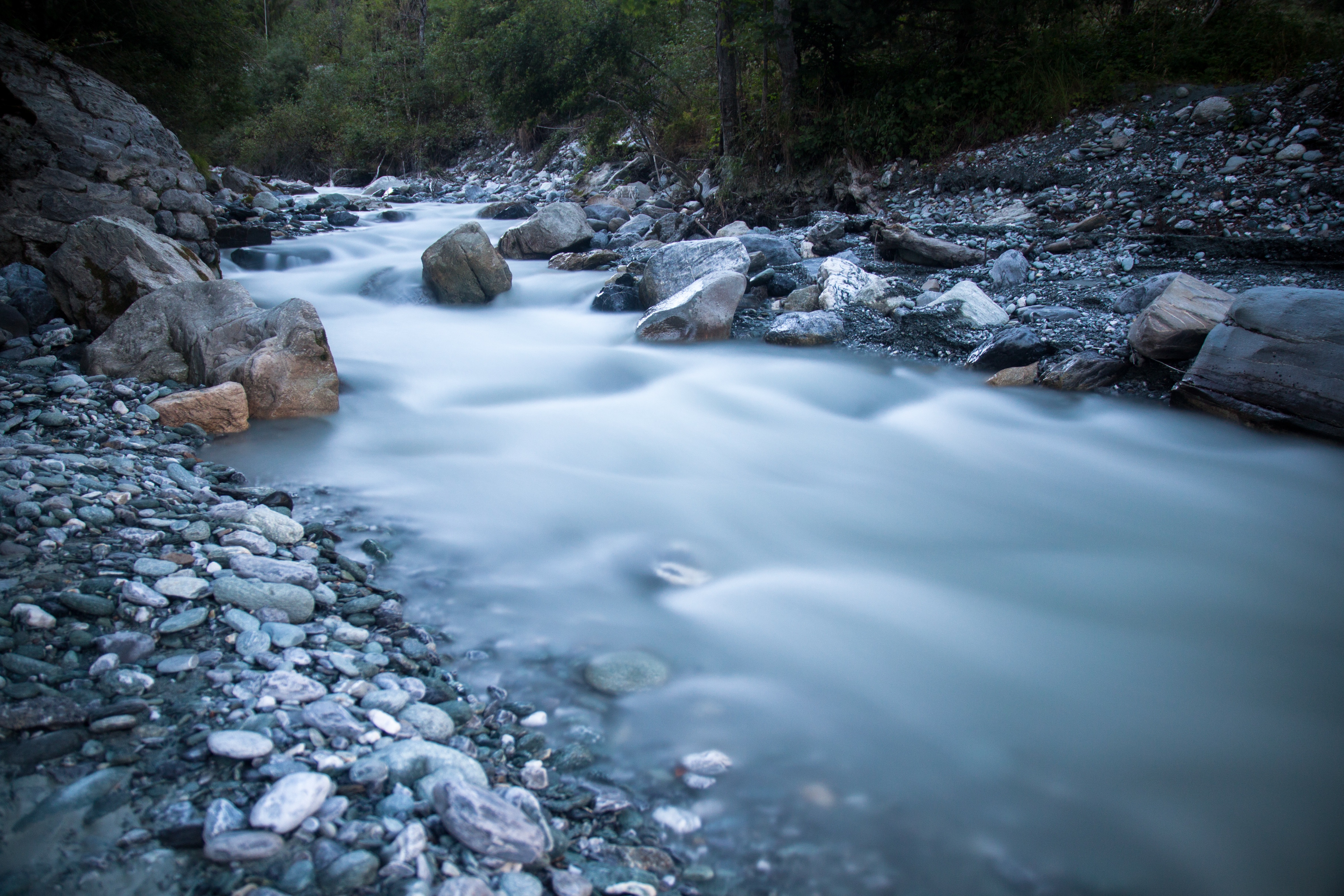 Free photo A picture of a mountain river