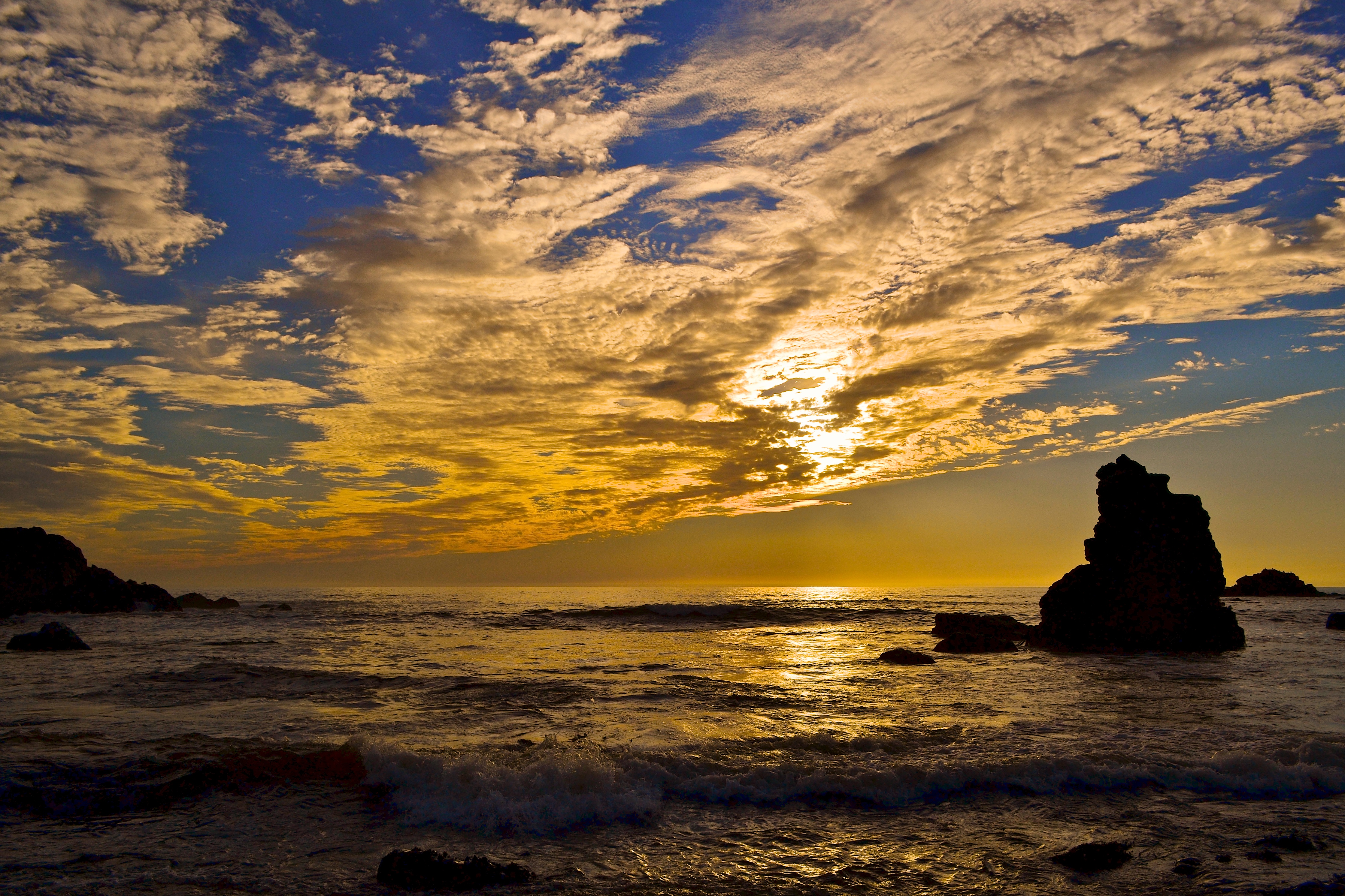 Sea the sun shines through the clouds