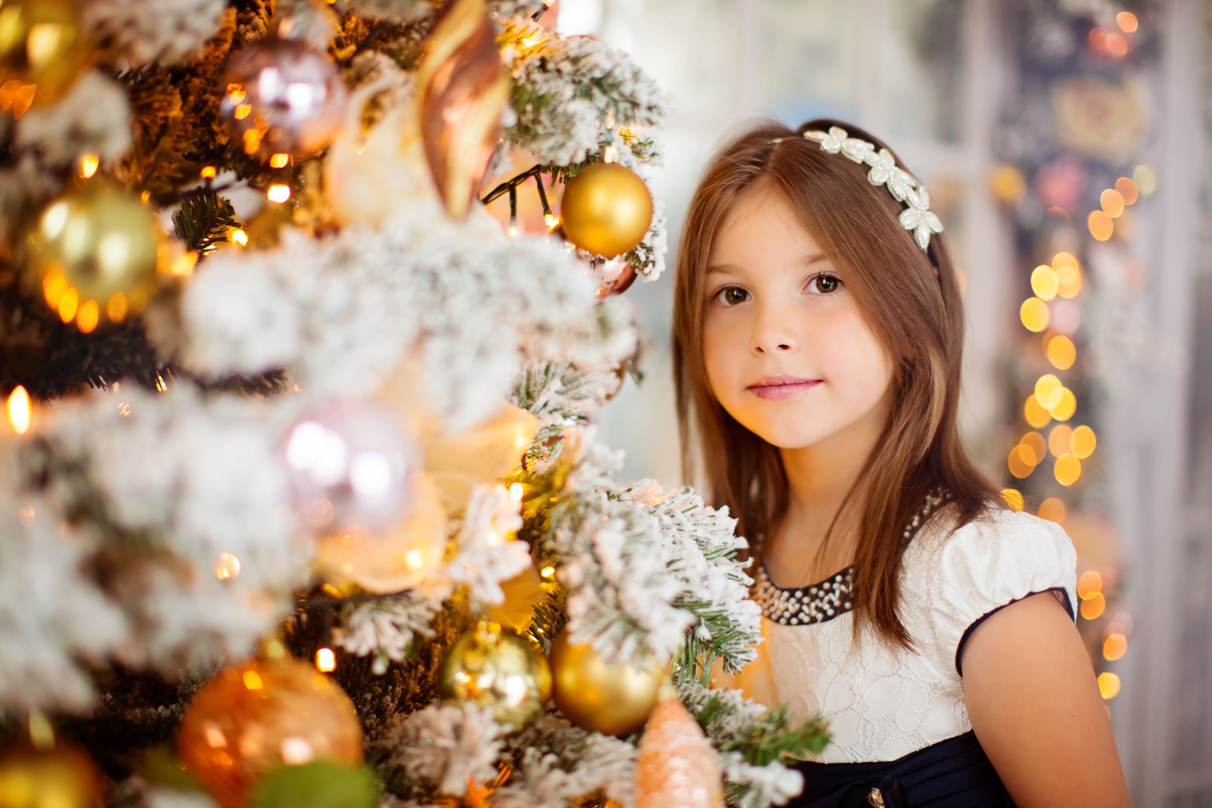 Бесплатное фото Красивая девочка, в платье, возле новогодней елки.