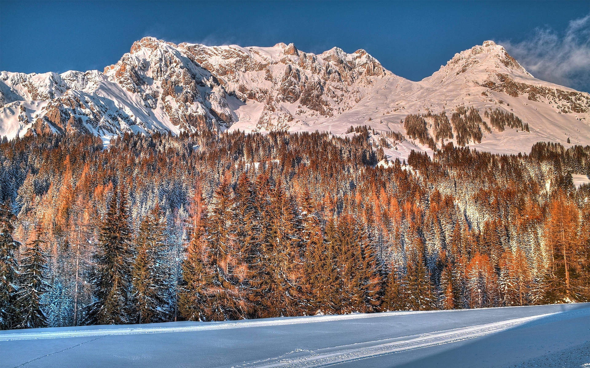 Free photo Snowy mountain peaks