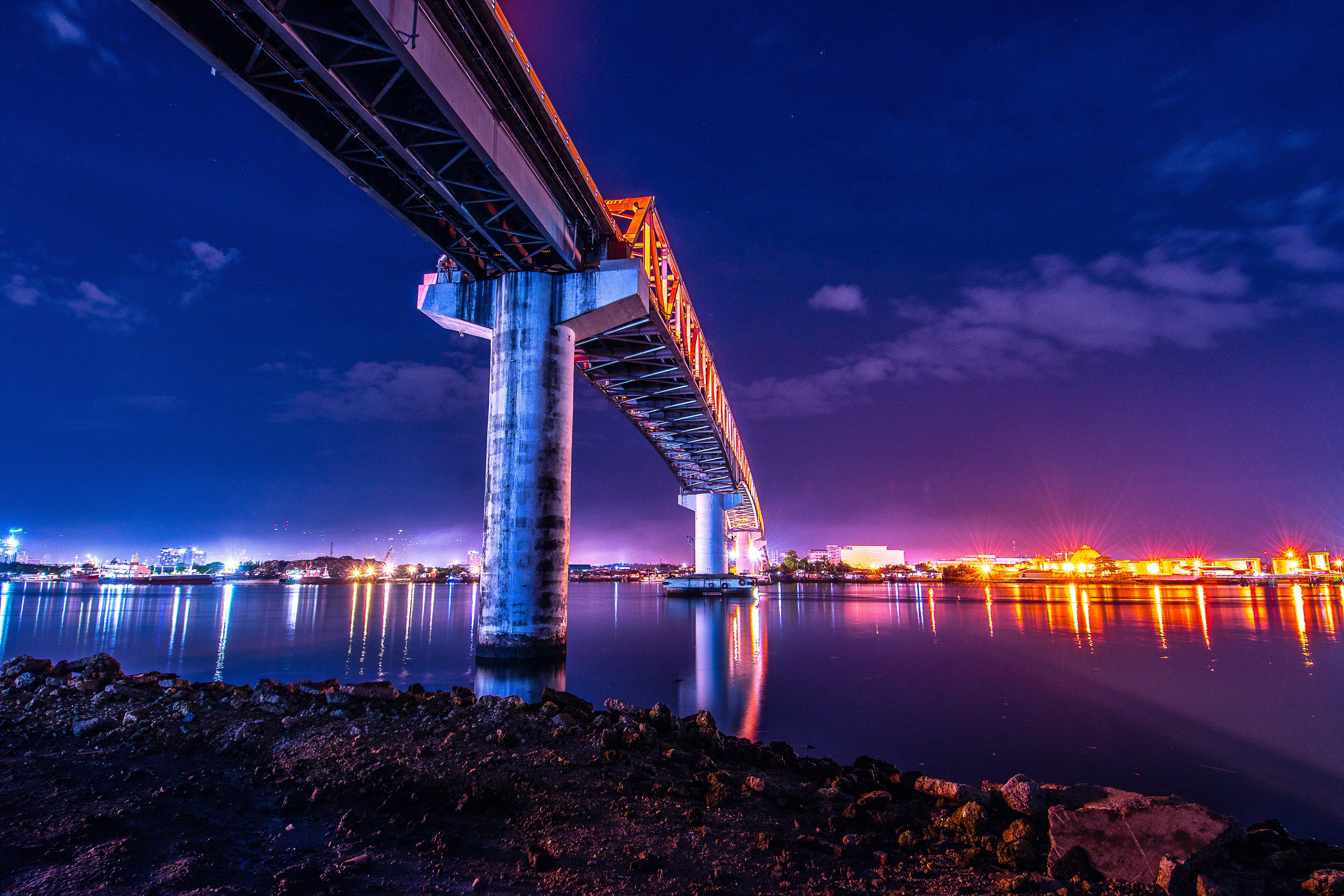 Free photo Large bridge over the river in the evening