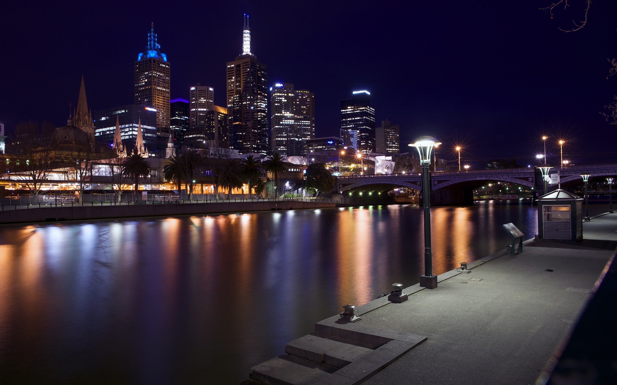 Бесплатное фото Ночной городской пейзаж Мельбурна с освещёнными зданиями и рекой.
