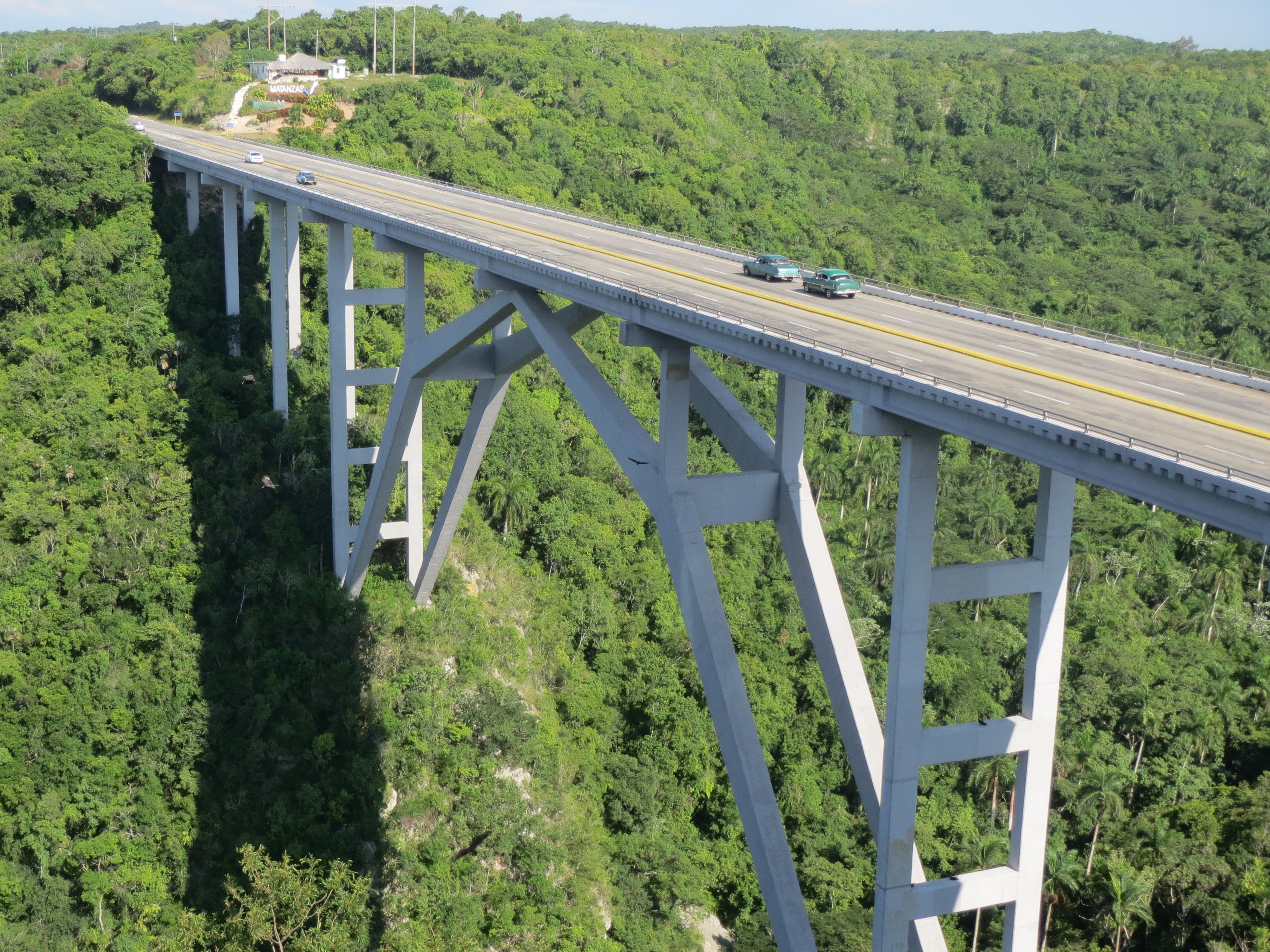 Free photo Wallpaper of a high bridge over a cliff