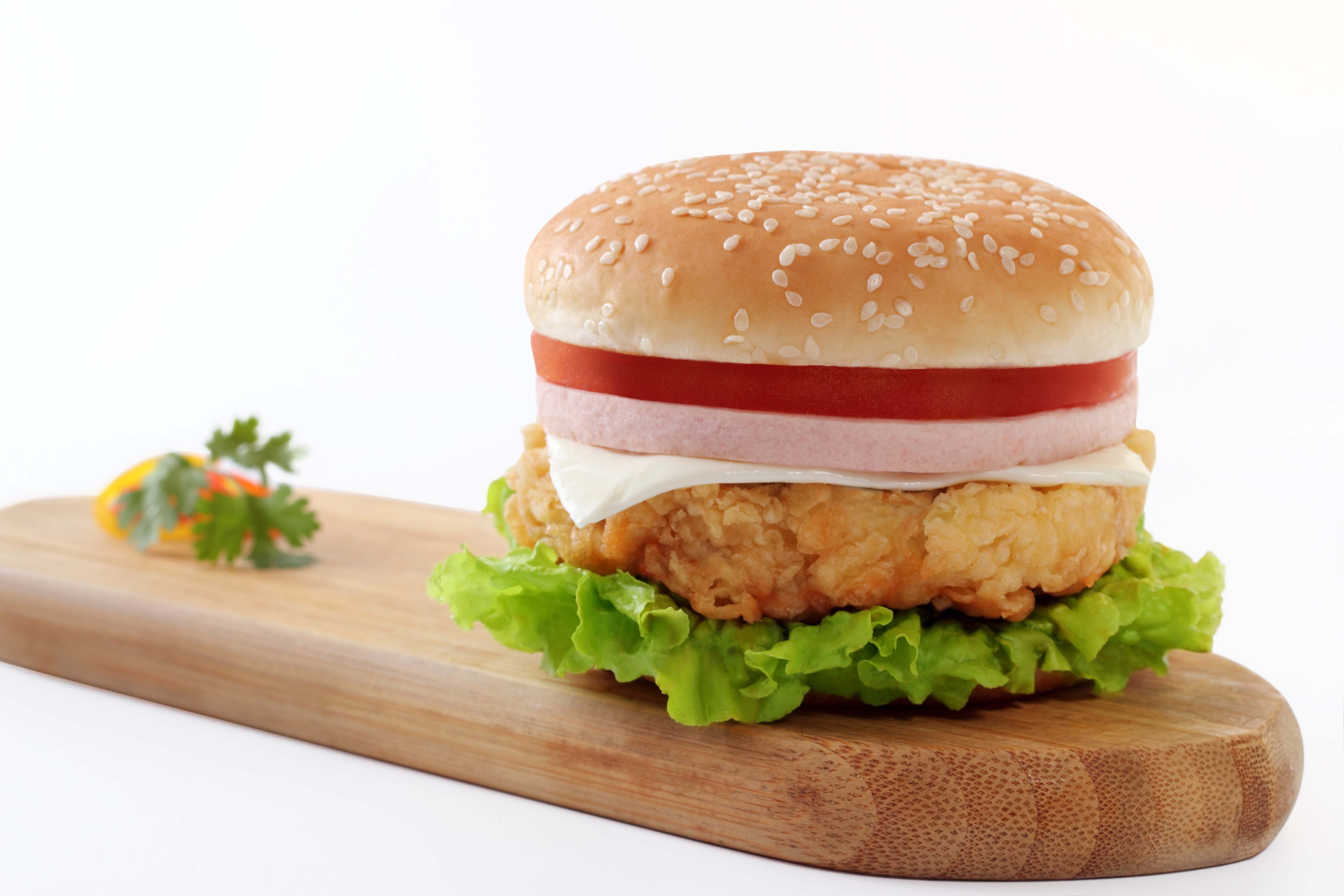 Free photo Cheeseburger on a tray on a white background