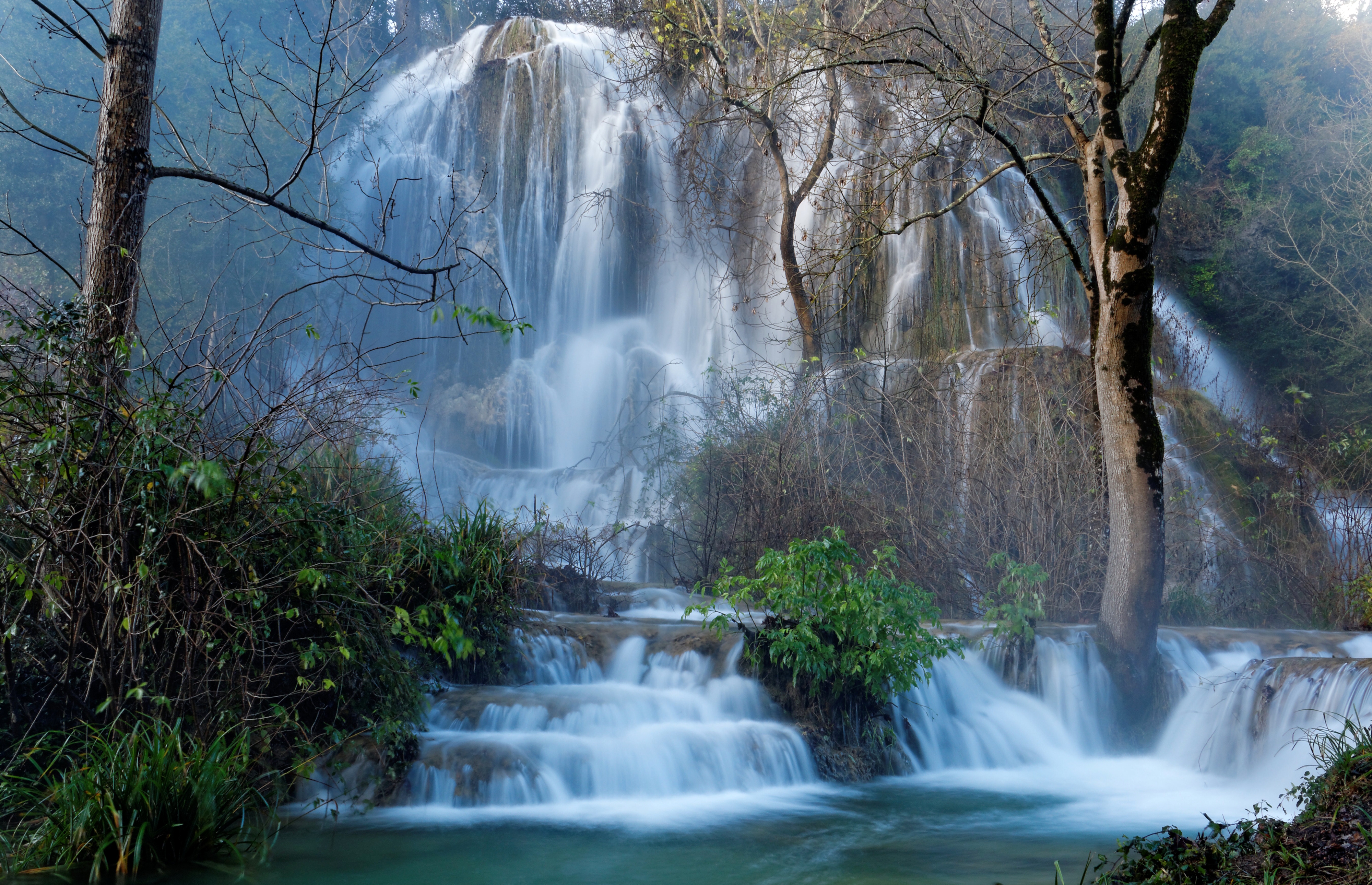 Free photo A beautiful waterfall in the woods