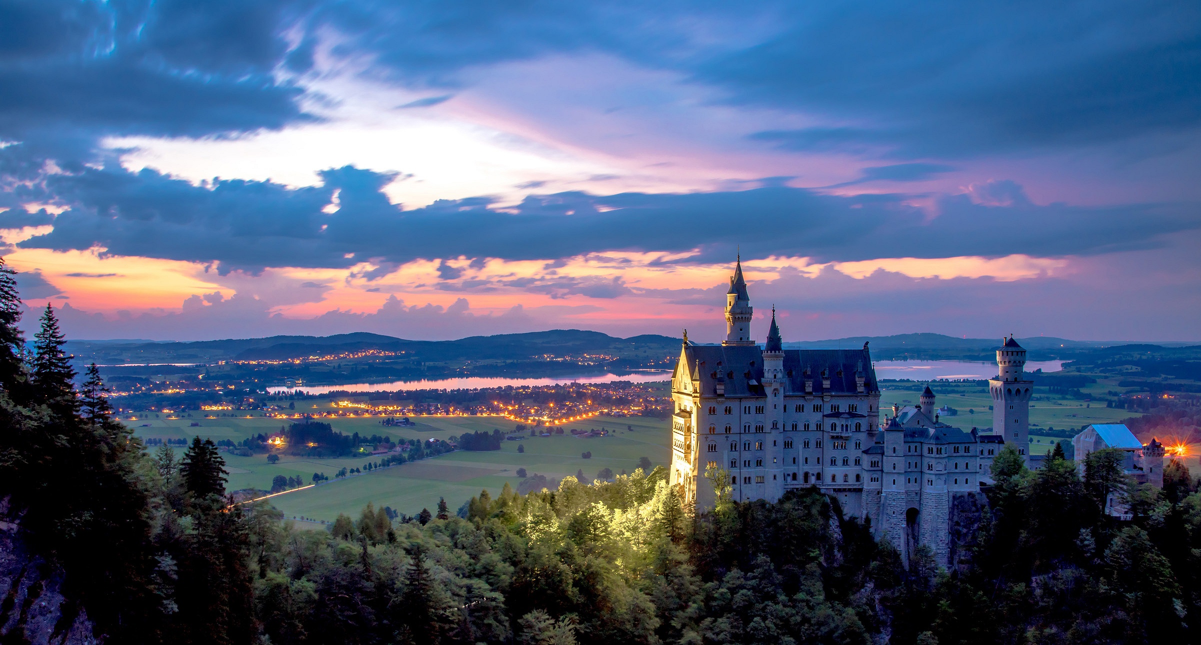 Free photo Neuschwanstein on a background of clouds