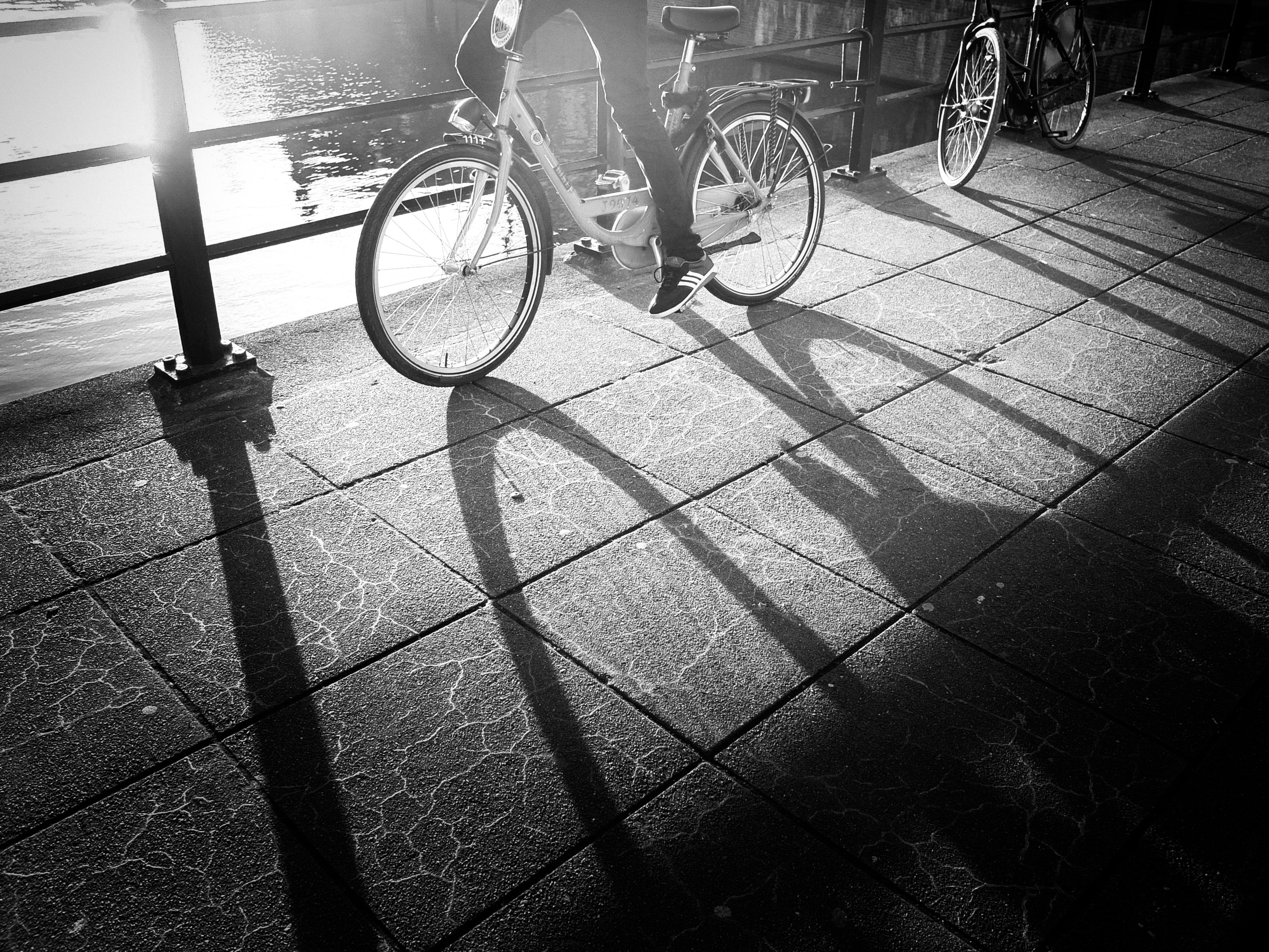 桌面上的壁纸轻 黑白 白色