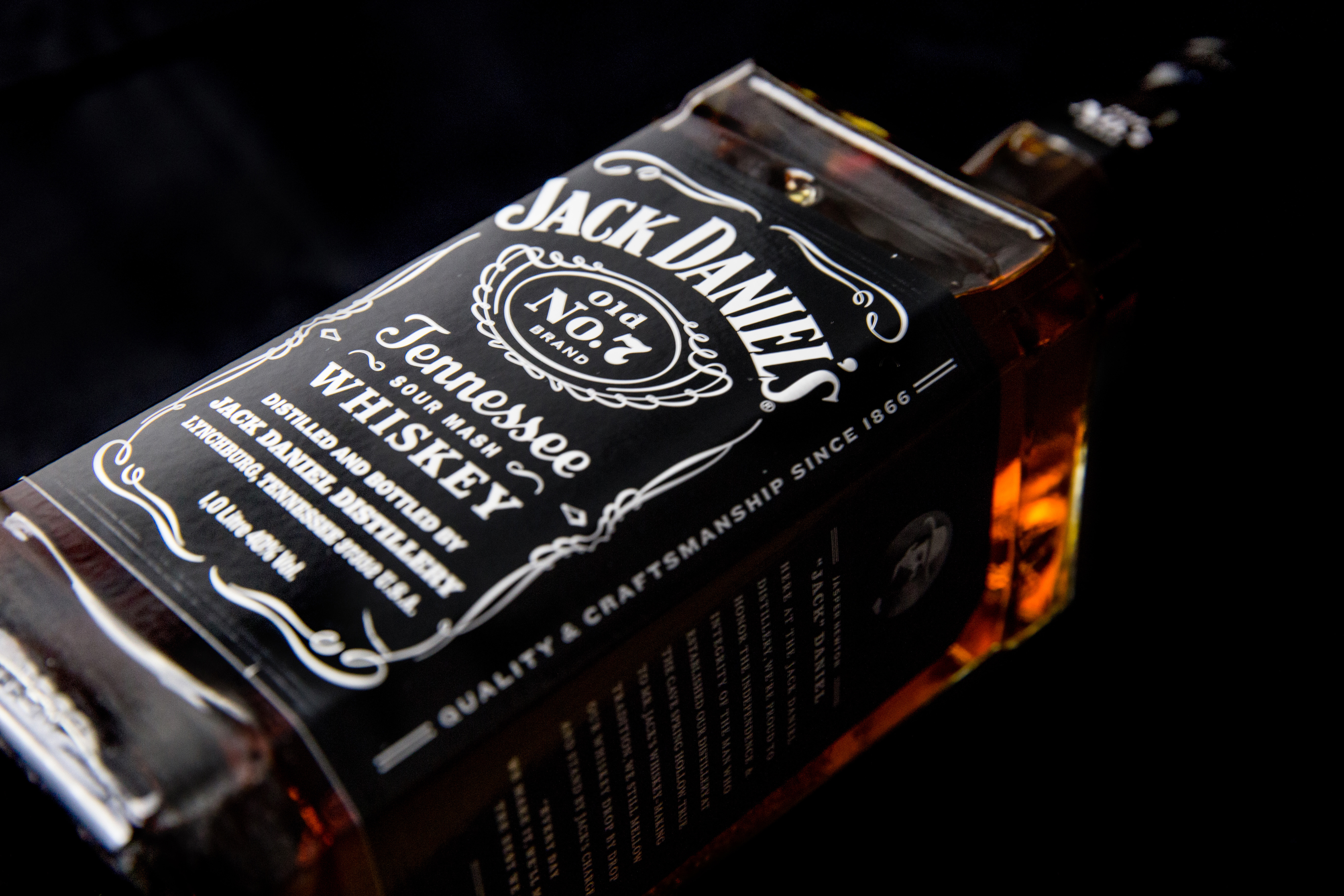 免费照片一瓶昂贵的杰克-丹尼尔斯威士忌