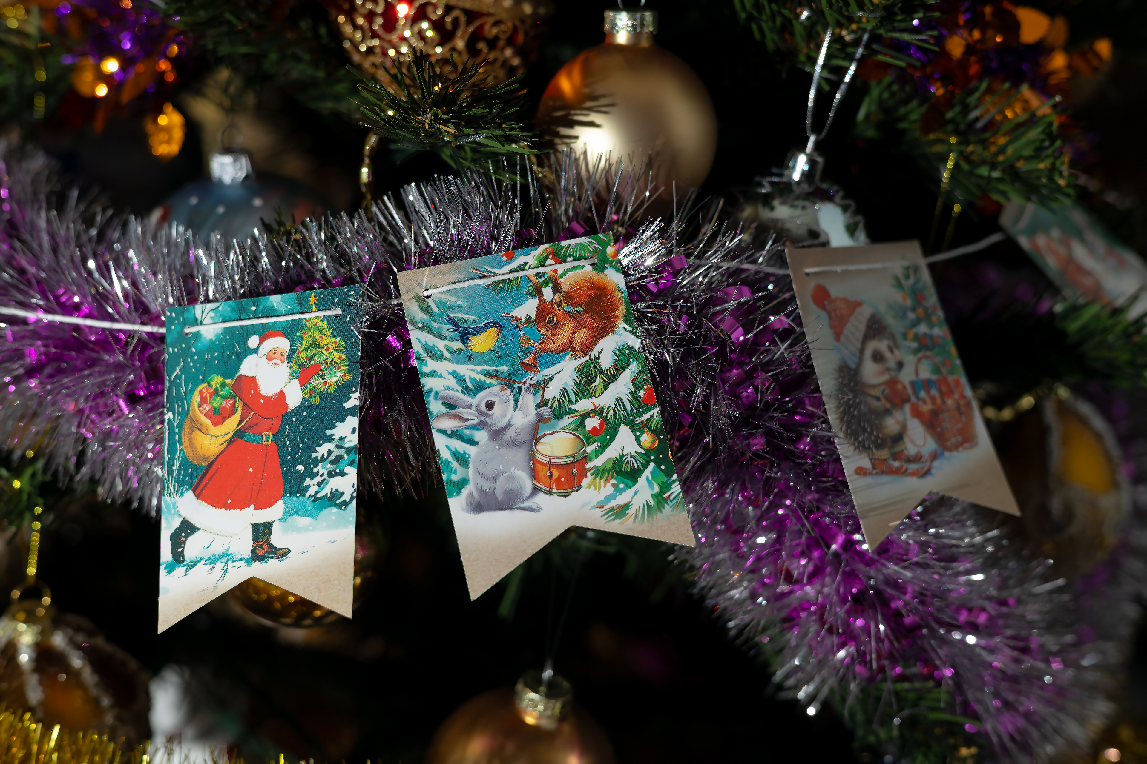 Бесплатное фото Гирлянда из открыток и мишура на новогодней ёлке