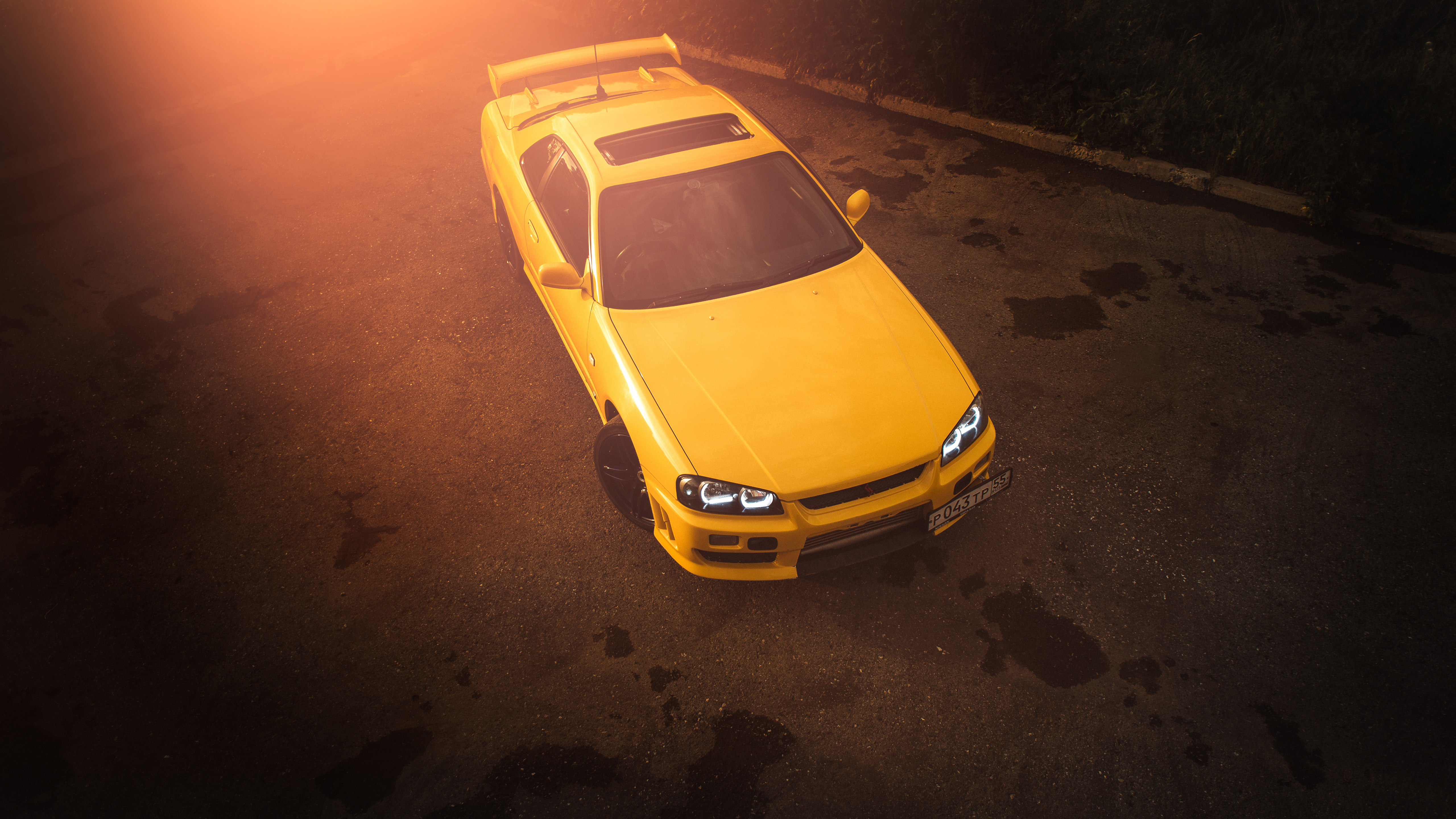 Free photo Yellow nissan skyline with black rims in sunlight