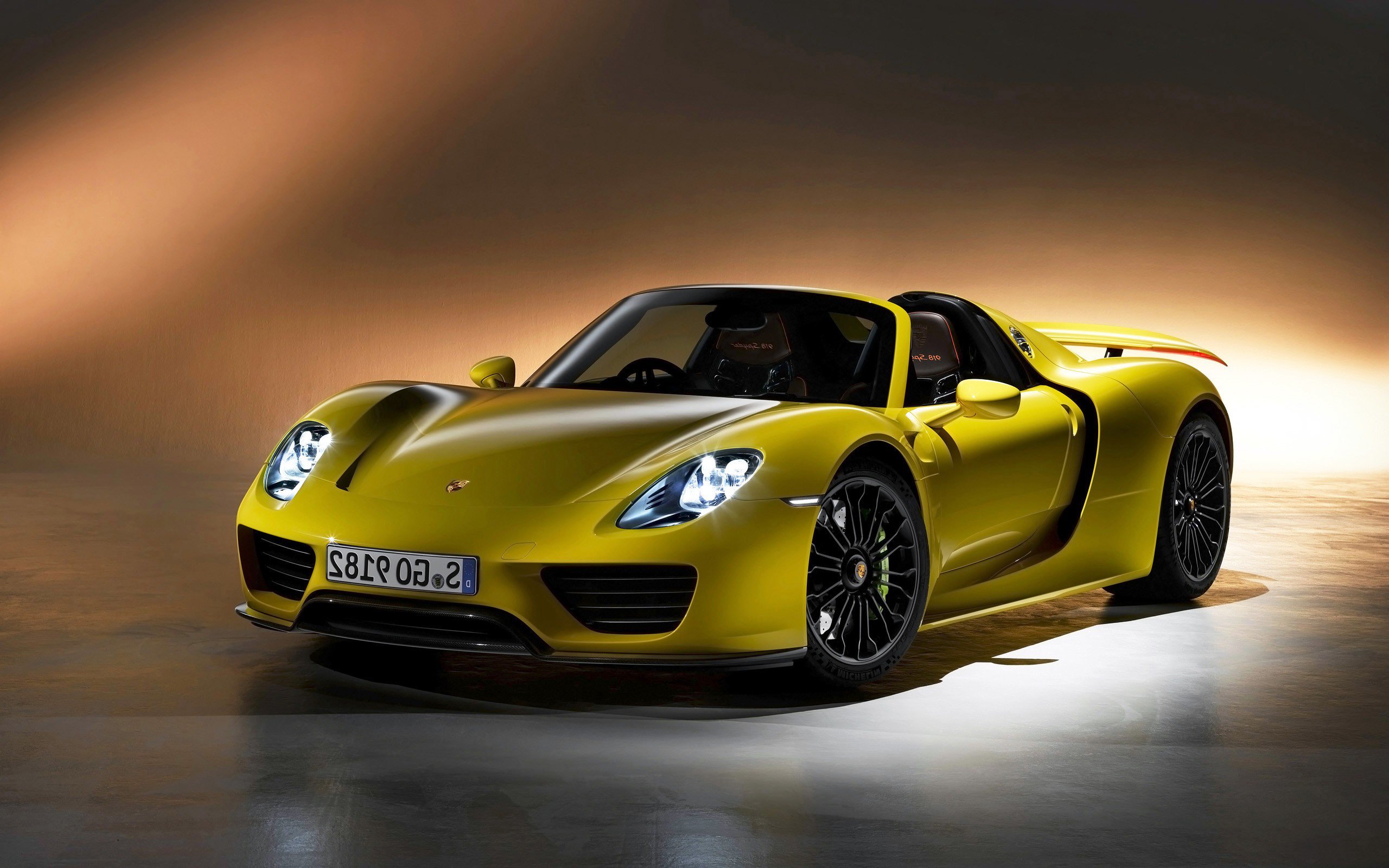 Free photo A gold-colored Porsche Spyder