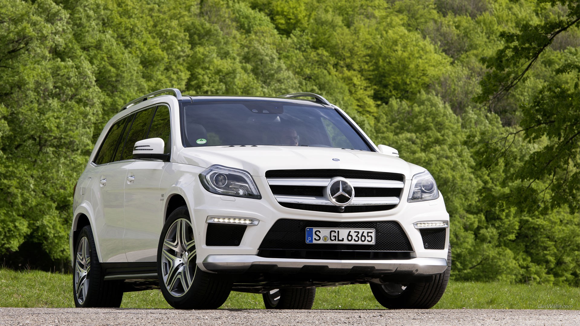 Free photo White Mercedes Benz GL Class