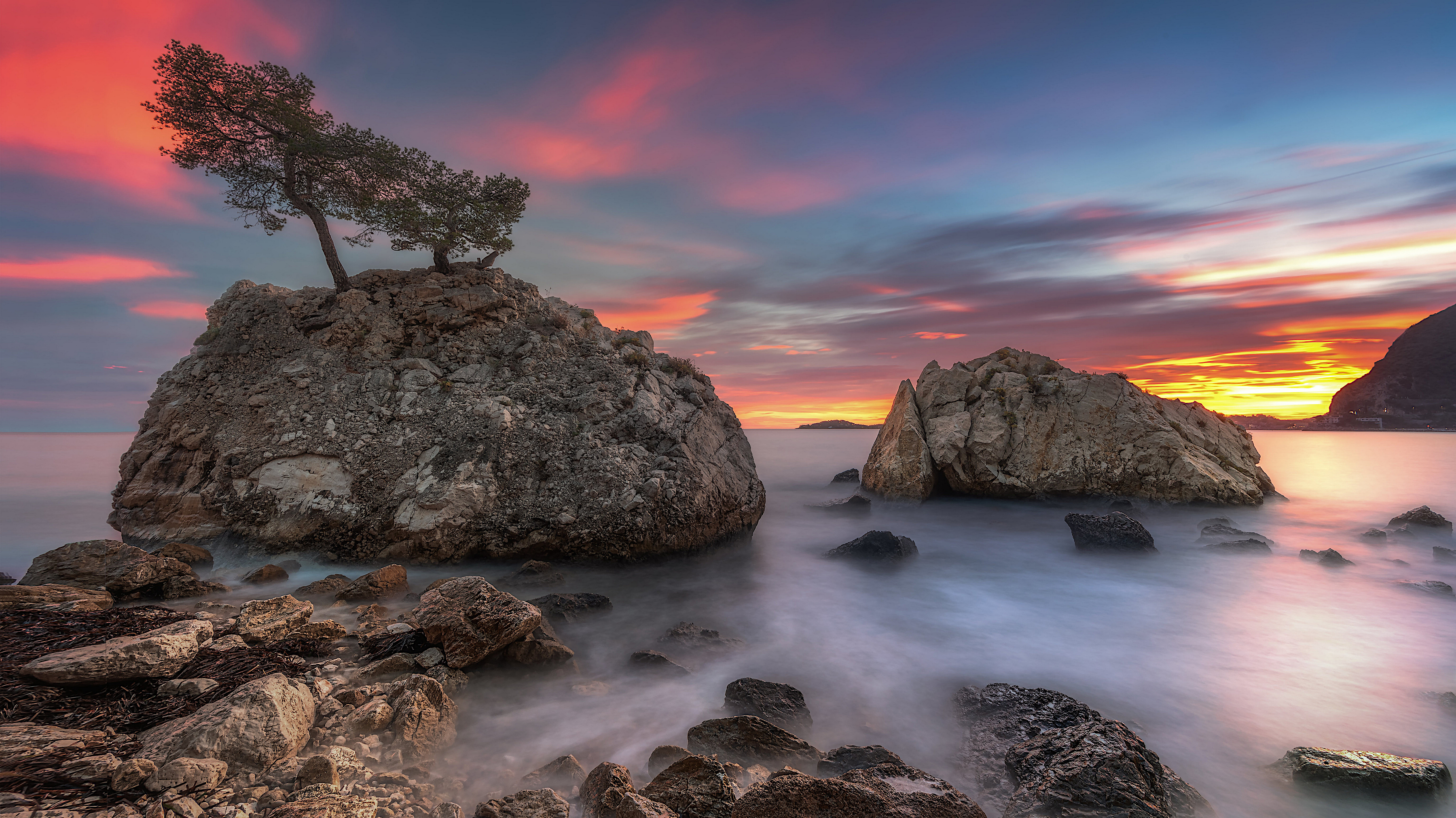 日落时分海边的岩石区