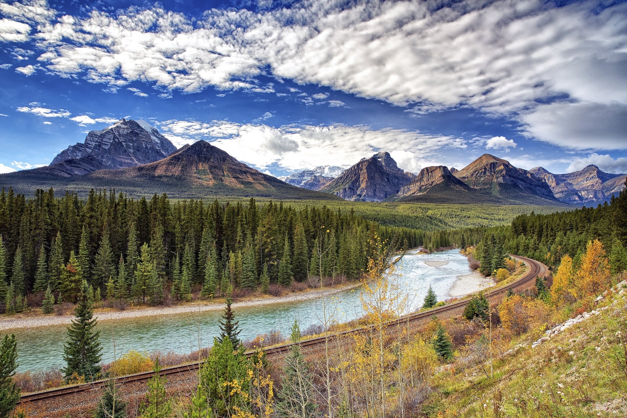 Free photo The railroad along the winding river