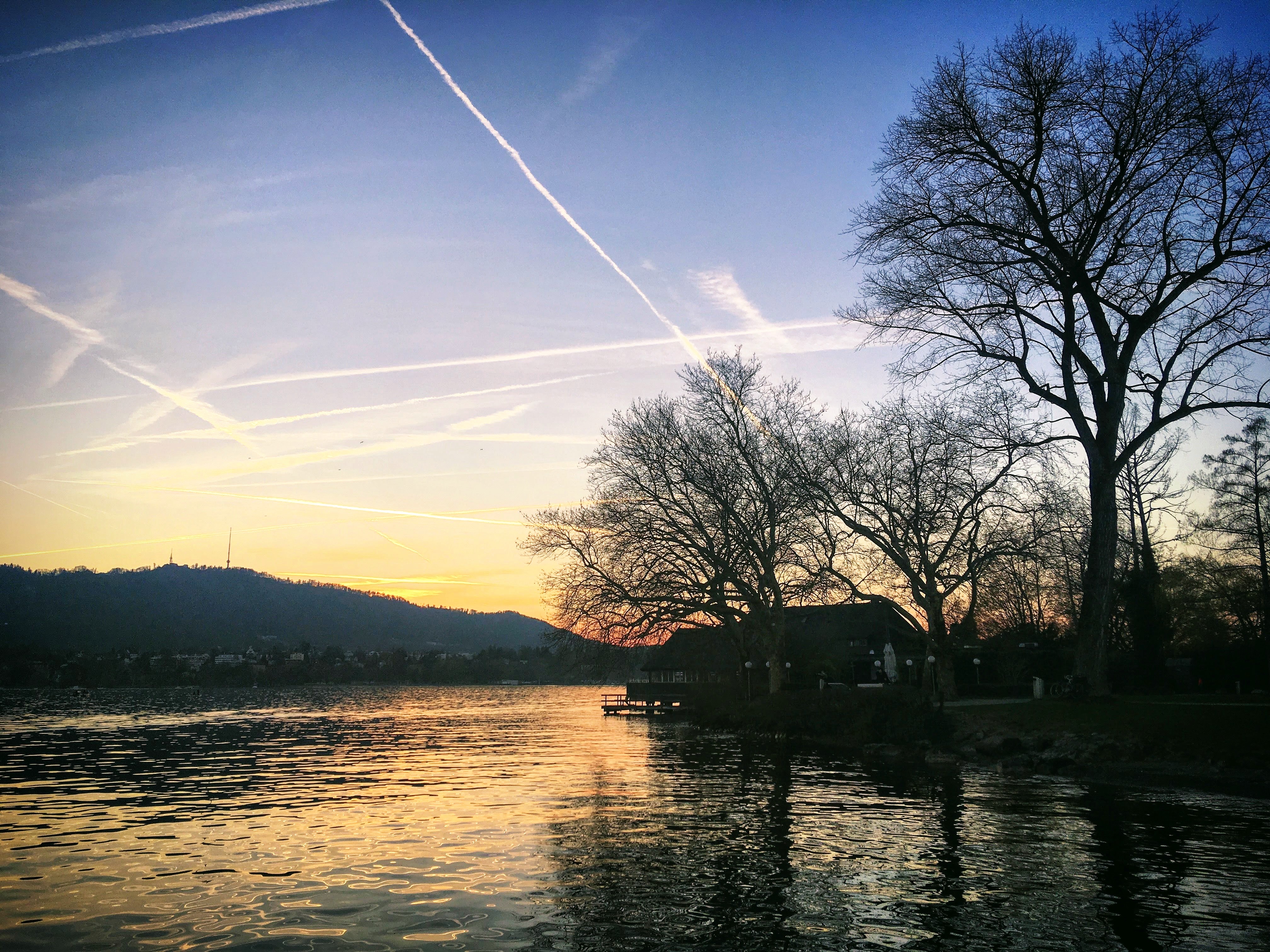 Free photo Sunset on the riverbank in the fall