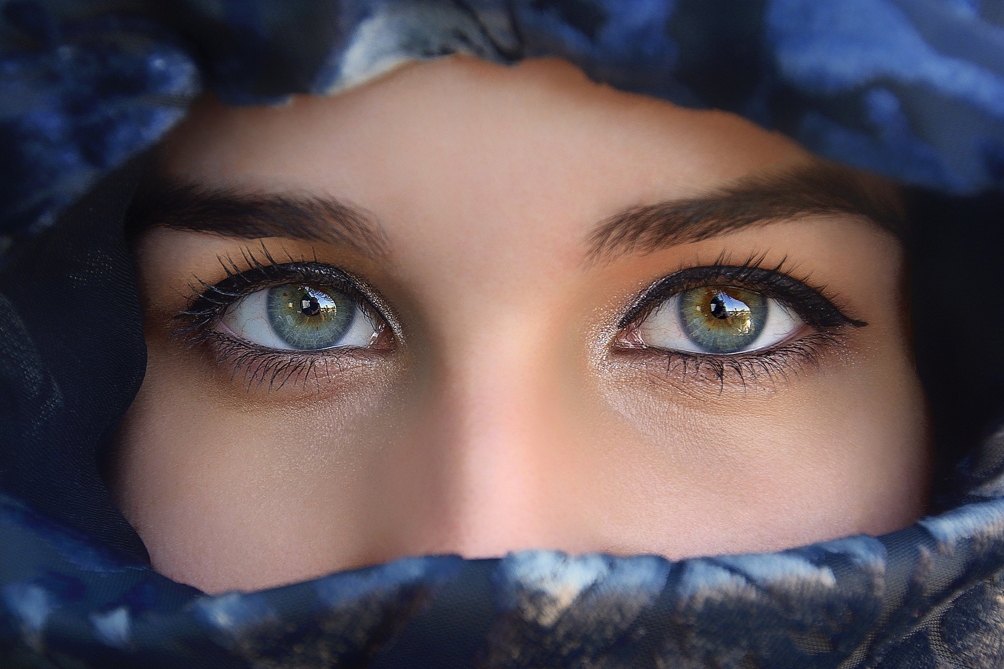 Бесплатное фото Девушка с красивыми зелеными глазами