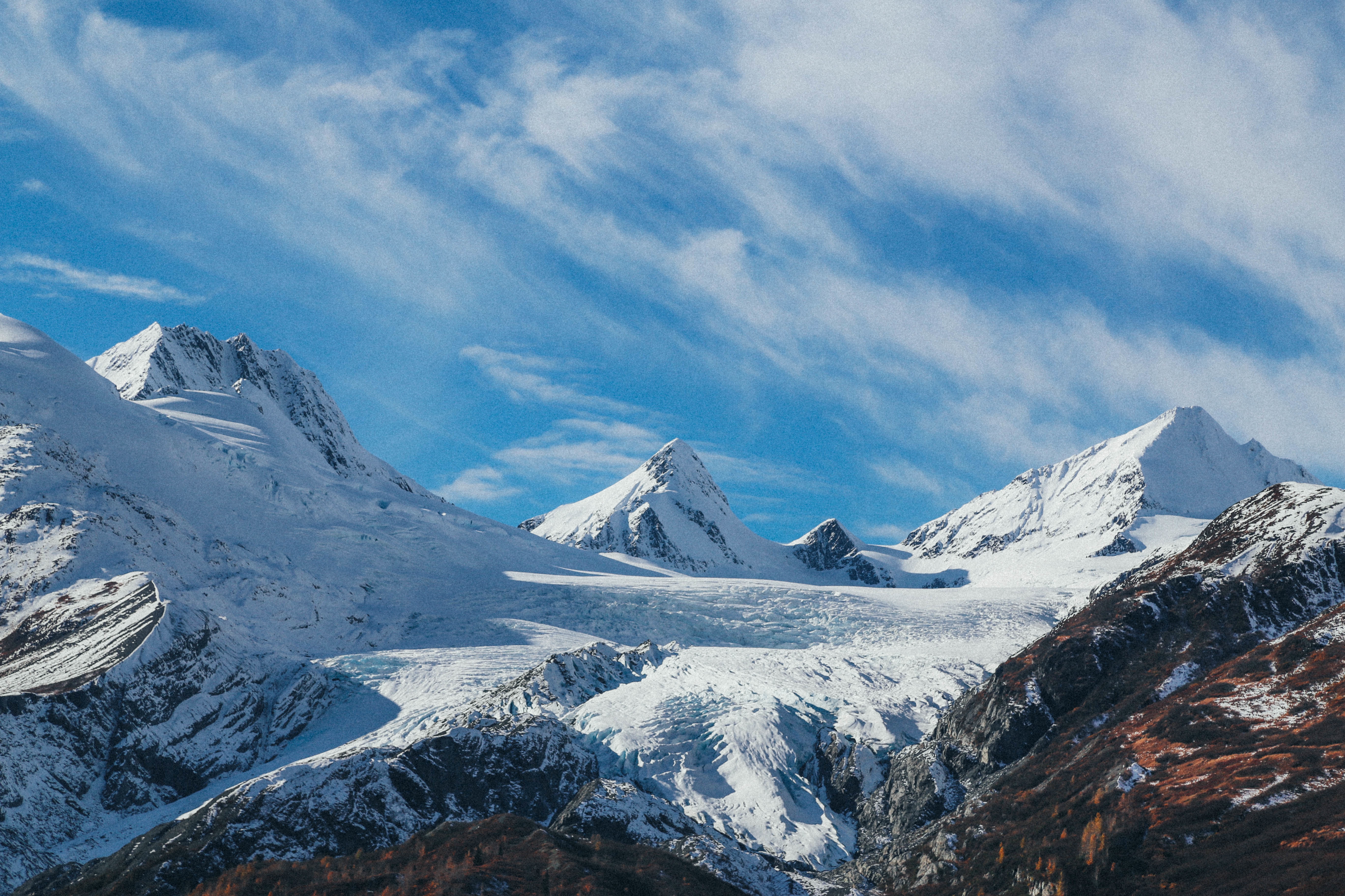 Free photo Snowy alpine cliffs