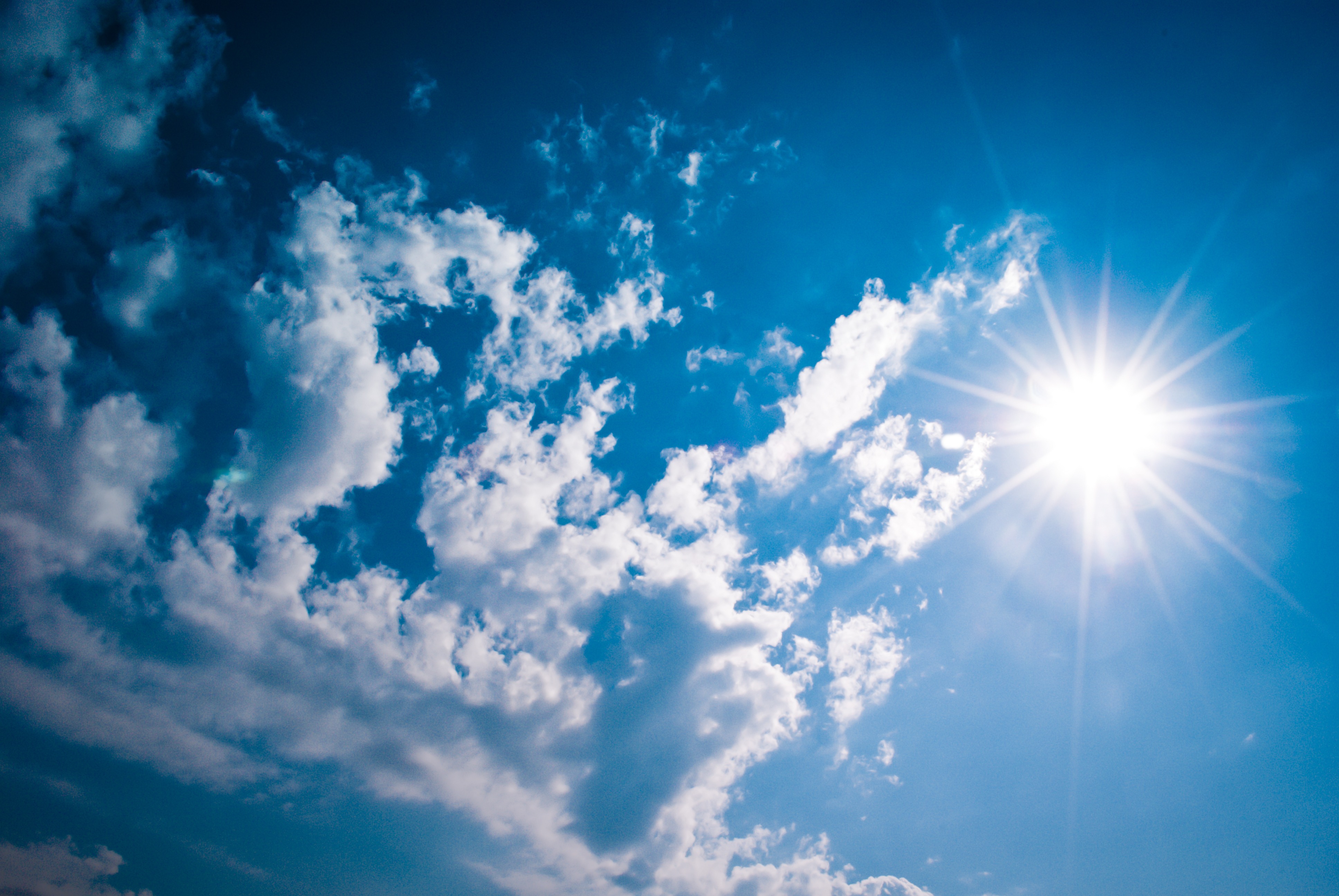 Free photo Cloudy blue sky in sunny weather