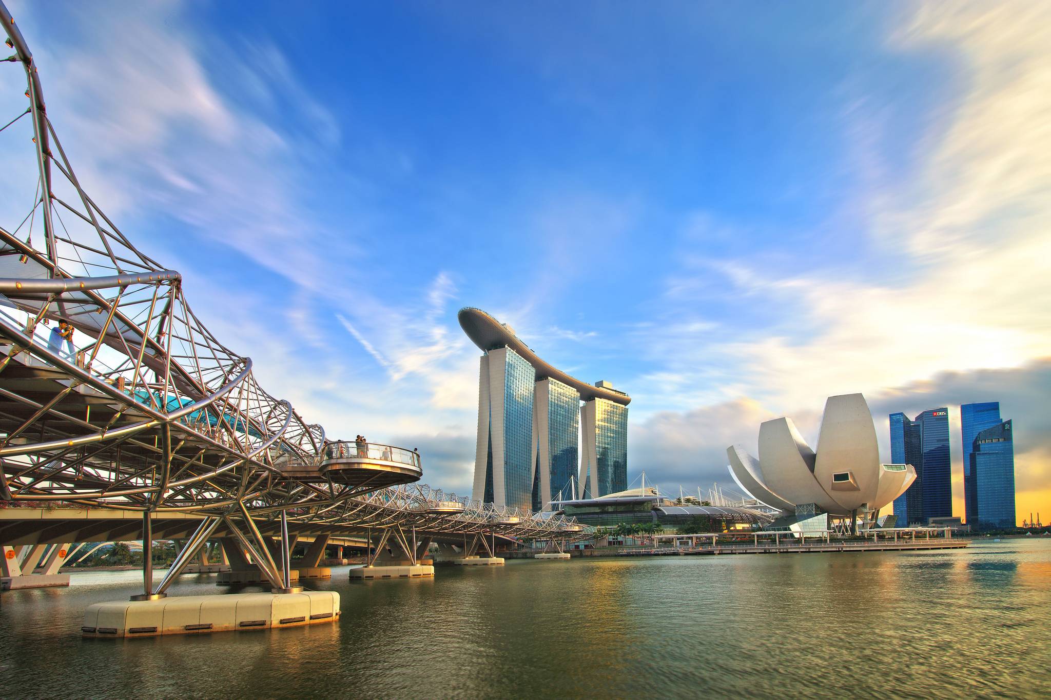 Wallpapers bridge Singapore houses on the desktop