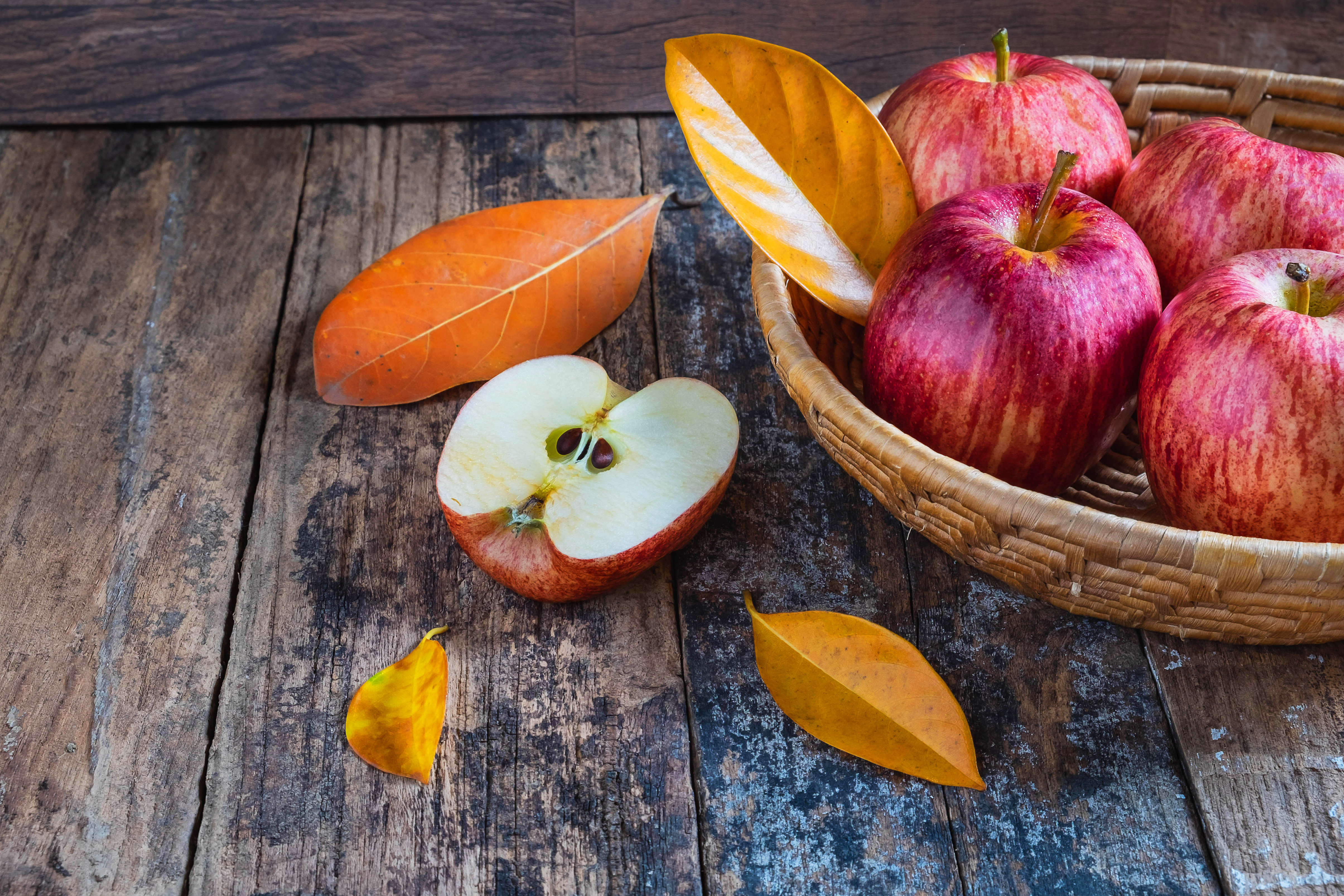 Free photo Apples, leaves and boards