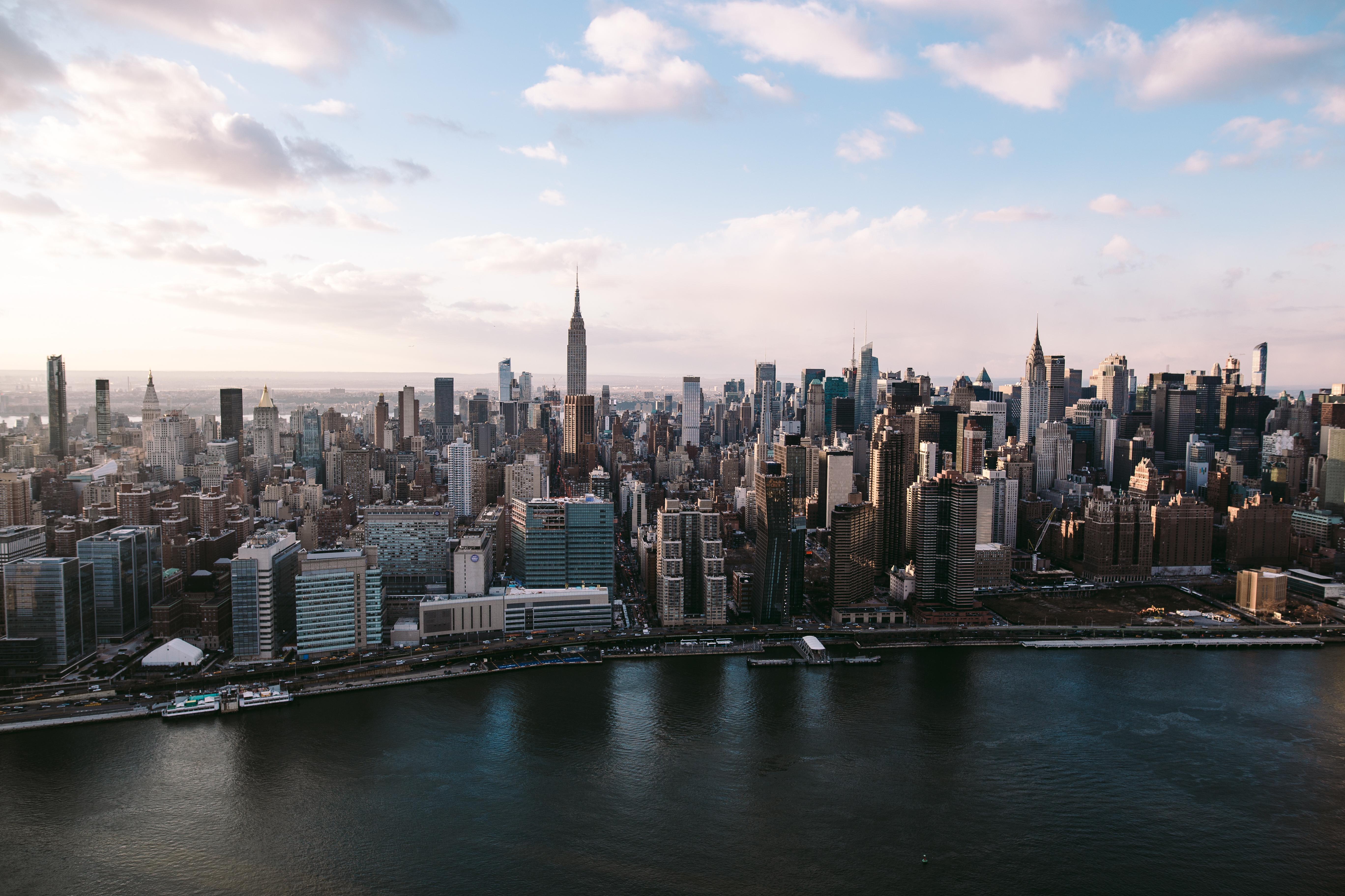 Free photo View of the city built by the sea from a helicopter