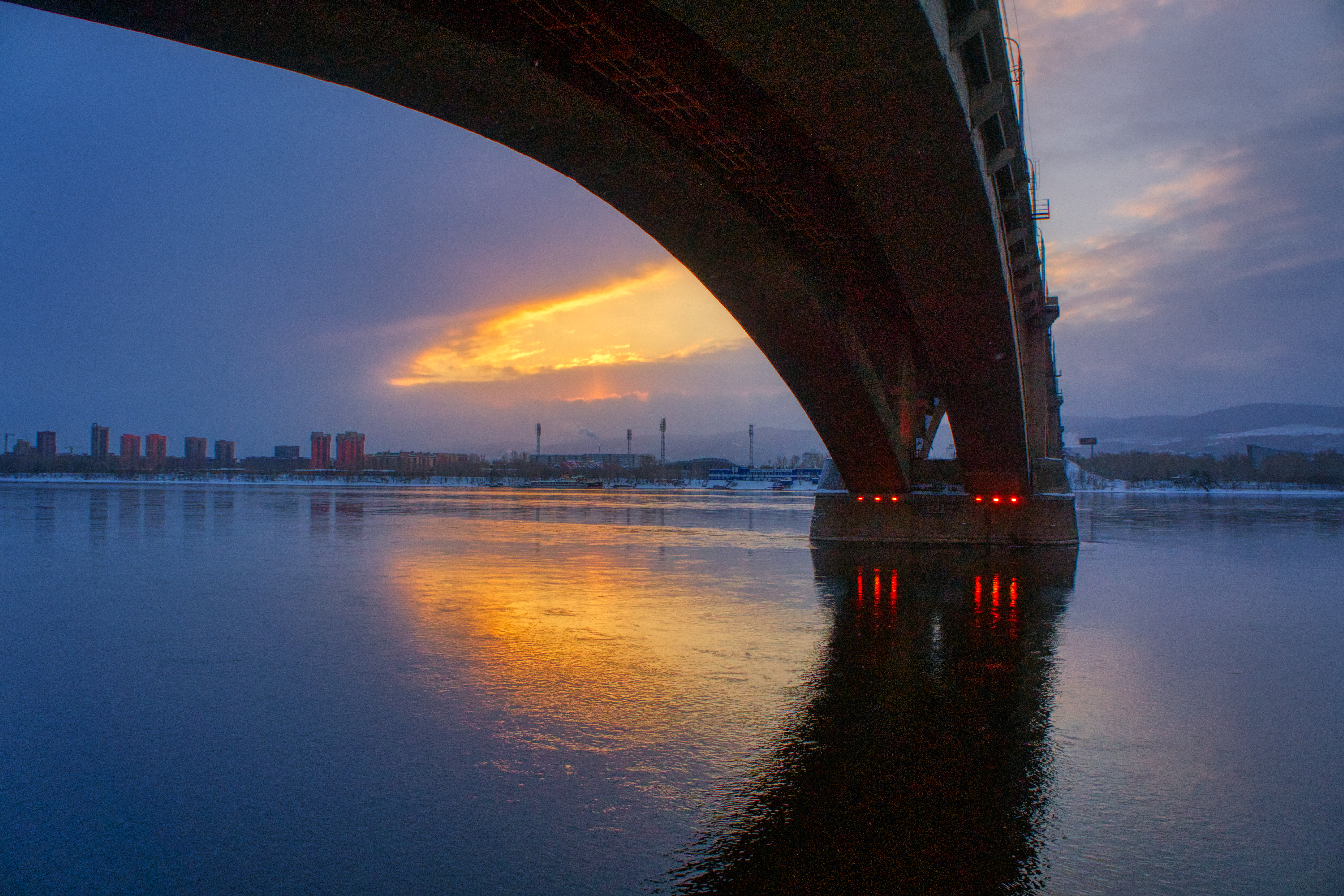 Free photo Winter dawn over the Yenisei