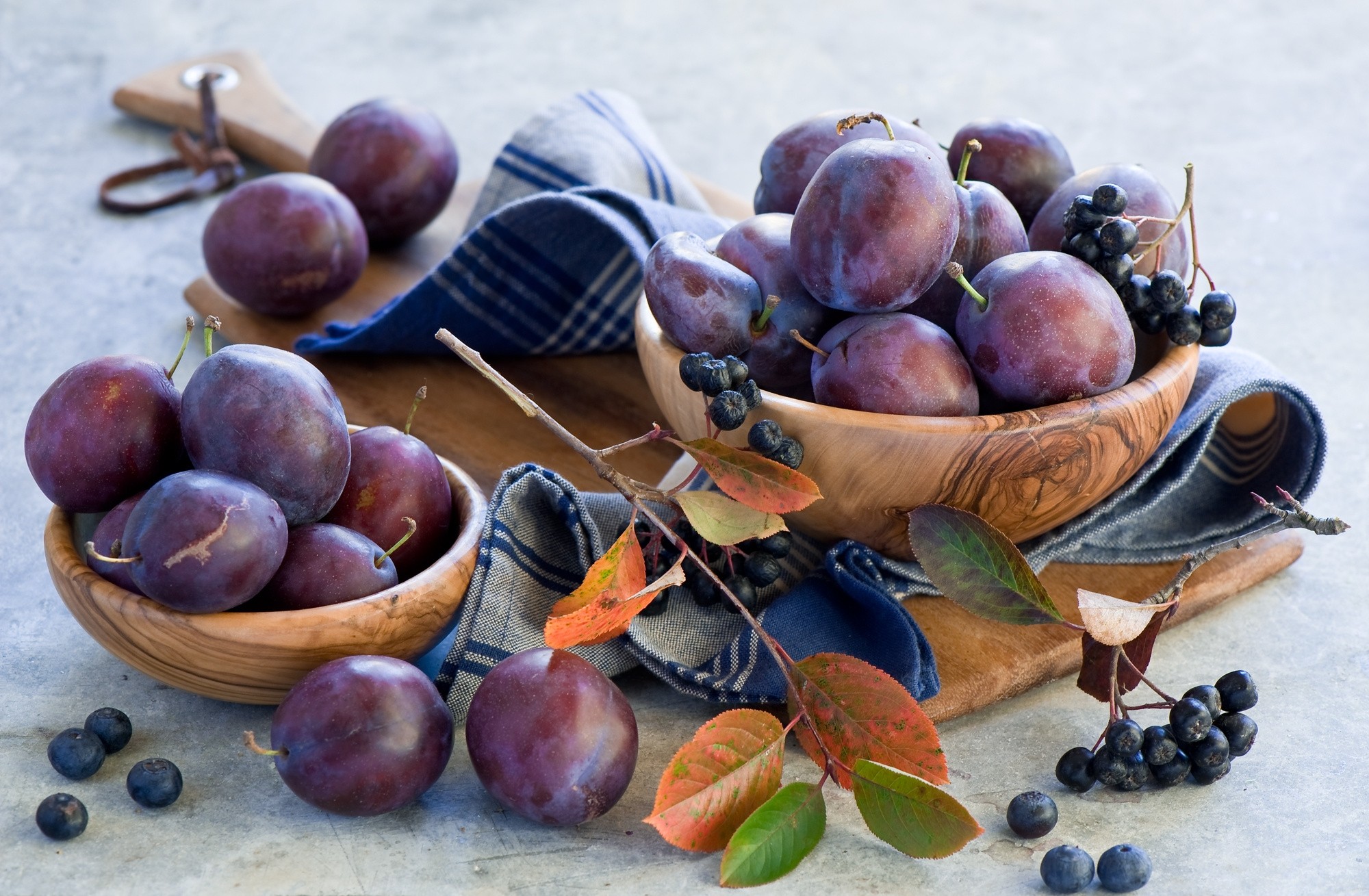 Free photo A picture of prunes in a wooden utensil