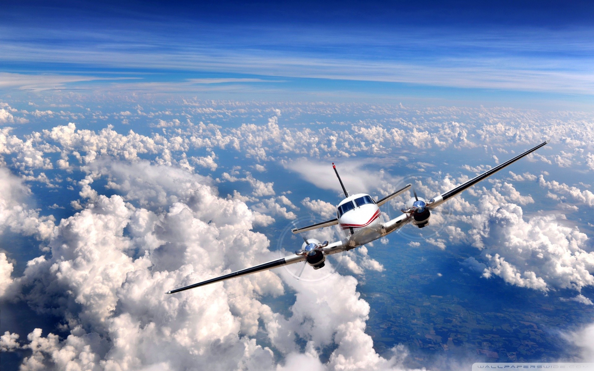 Бесплатное фото Самолет в облачном небе
