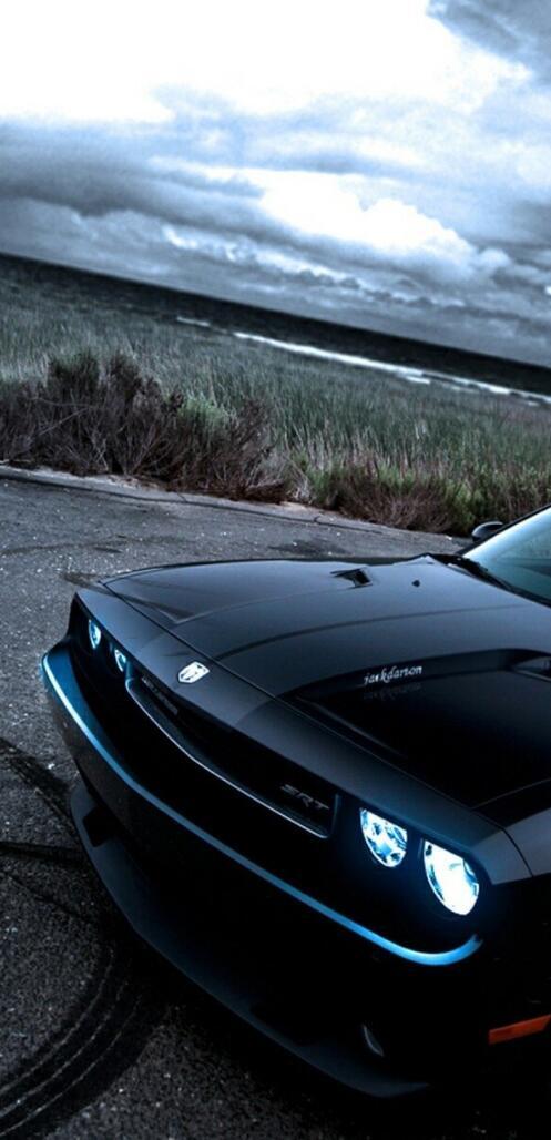 Бесплатное фото Черный Dodge Challenger с черными дисками