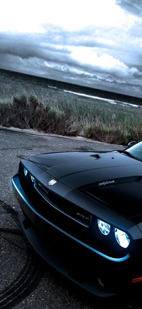 Бесплатное фото Черный Dodge Challenger с черными дисками