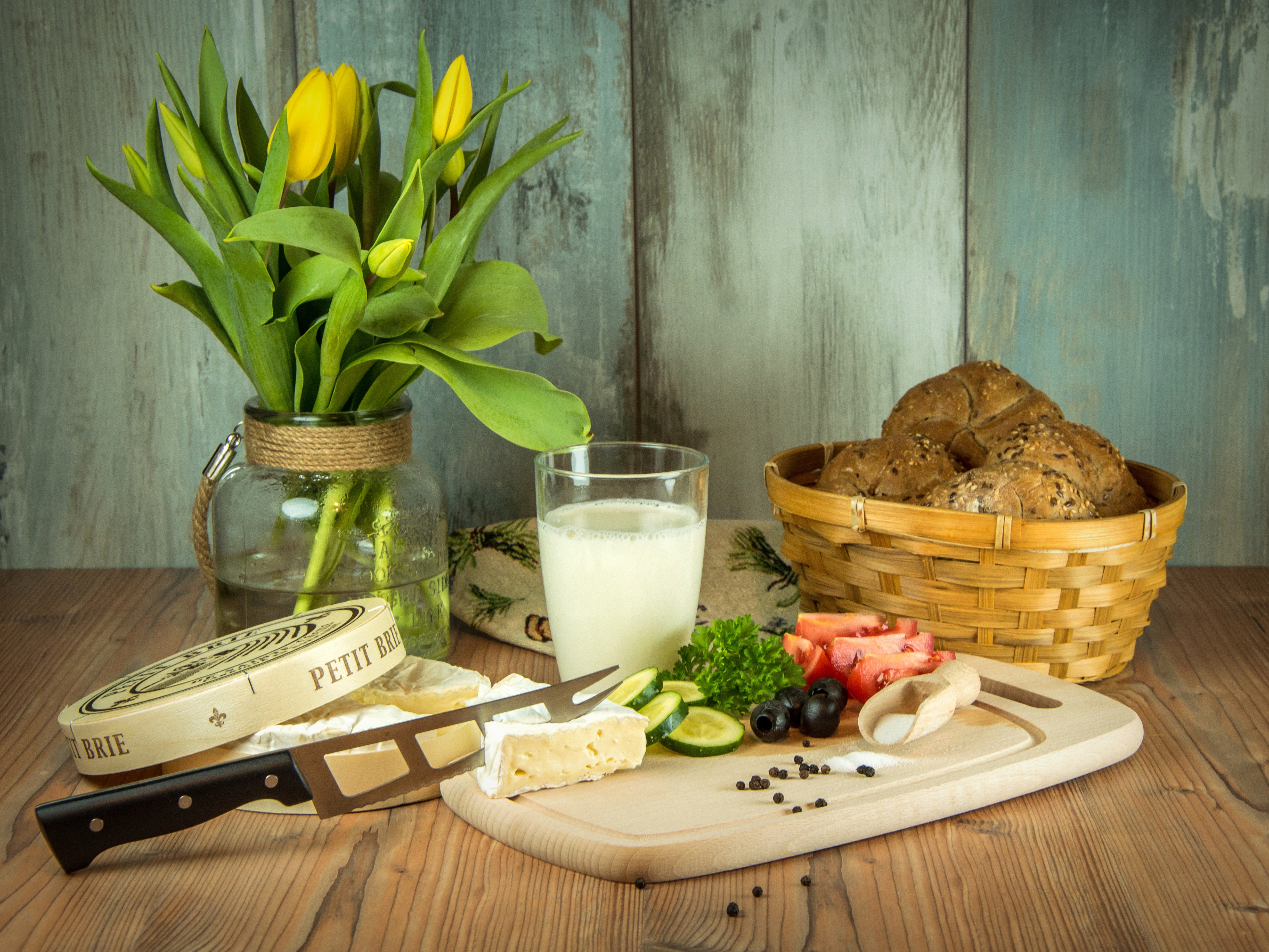 Free photo Vase with yellow tulips on the dining table