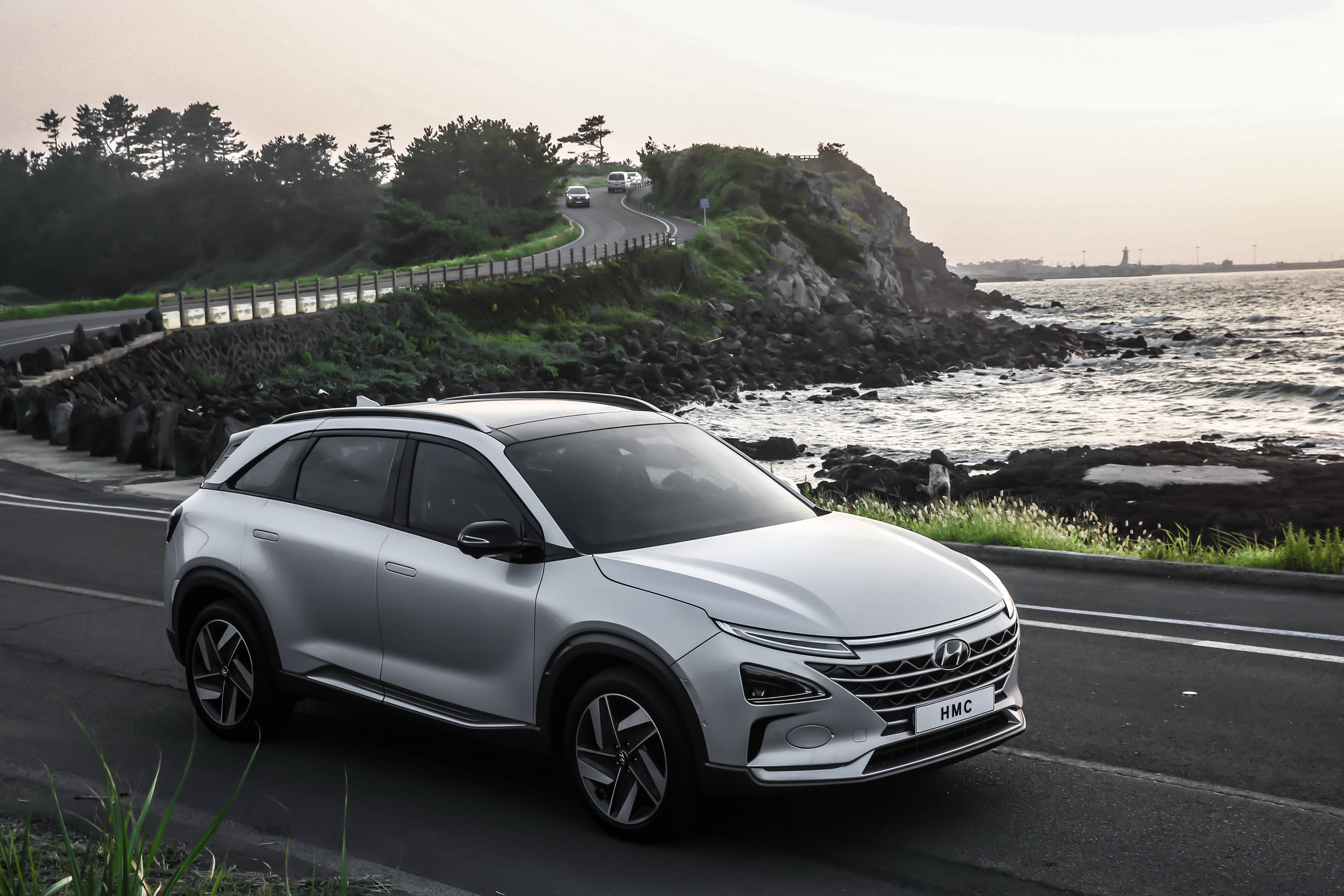 Бесплатное фото Hyundai nexo белого цвета на берегу моря