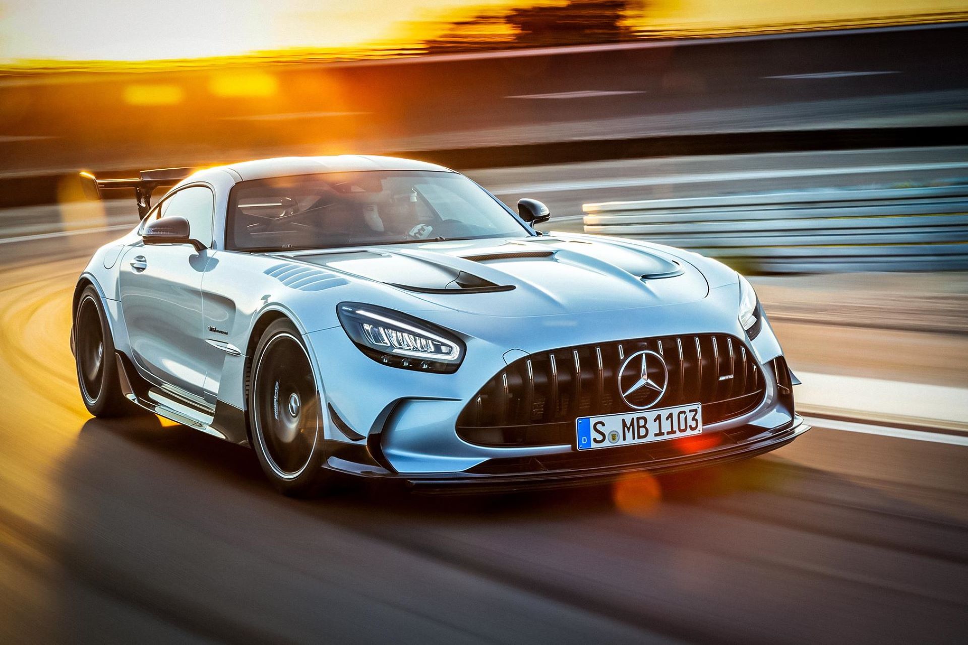 Бесплатное фото Mercedes-AMG GT летит по дороге