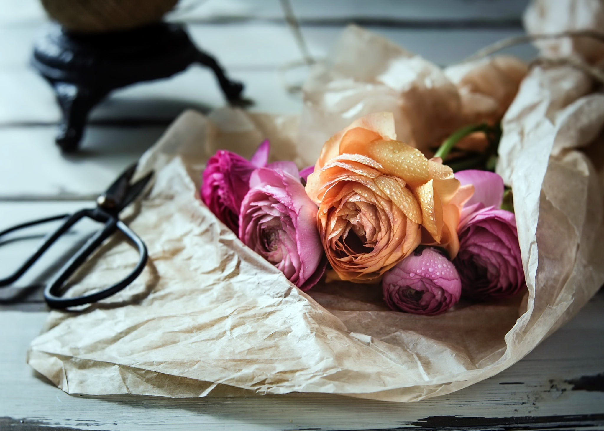 免费照片花瓣上有露珠的五彩玫瑰花束