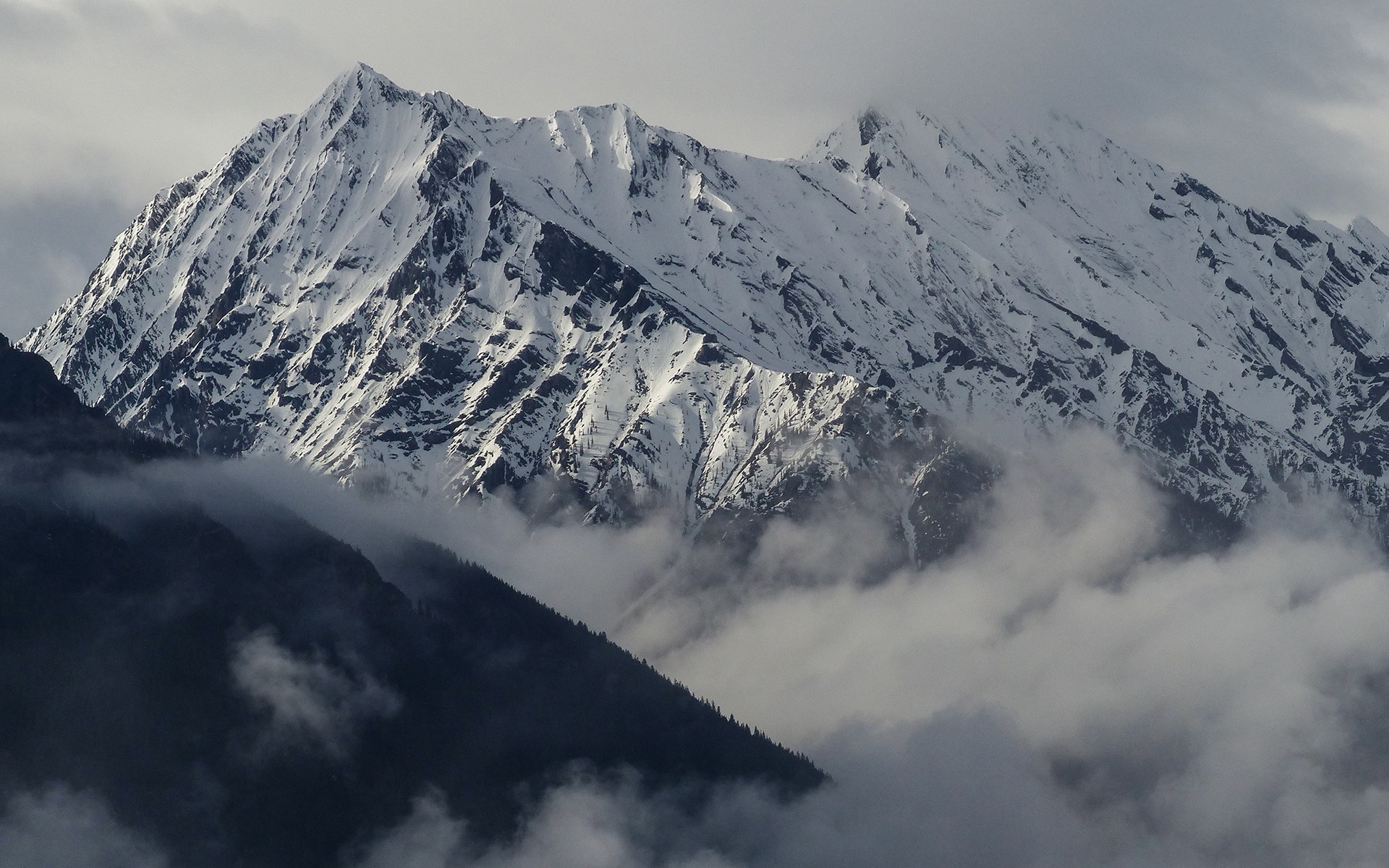 Бесплатное фото Снежные горы в облаках