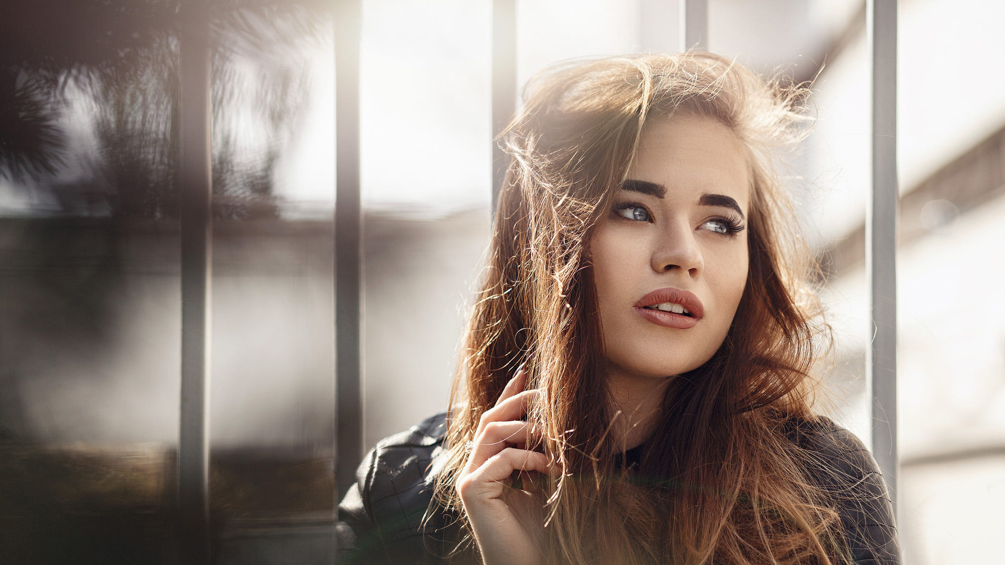 Free photo Portrait of a beautiful brown-haired woman looking into the distance.