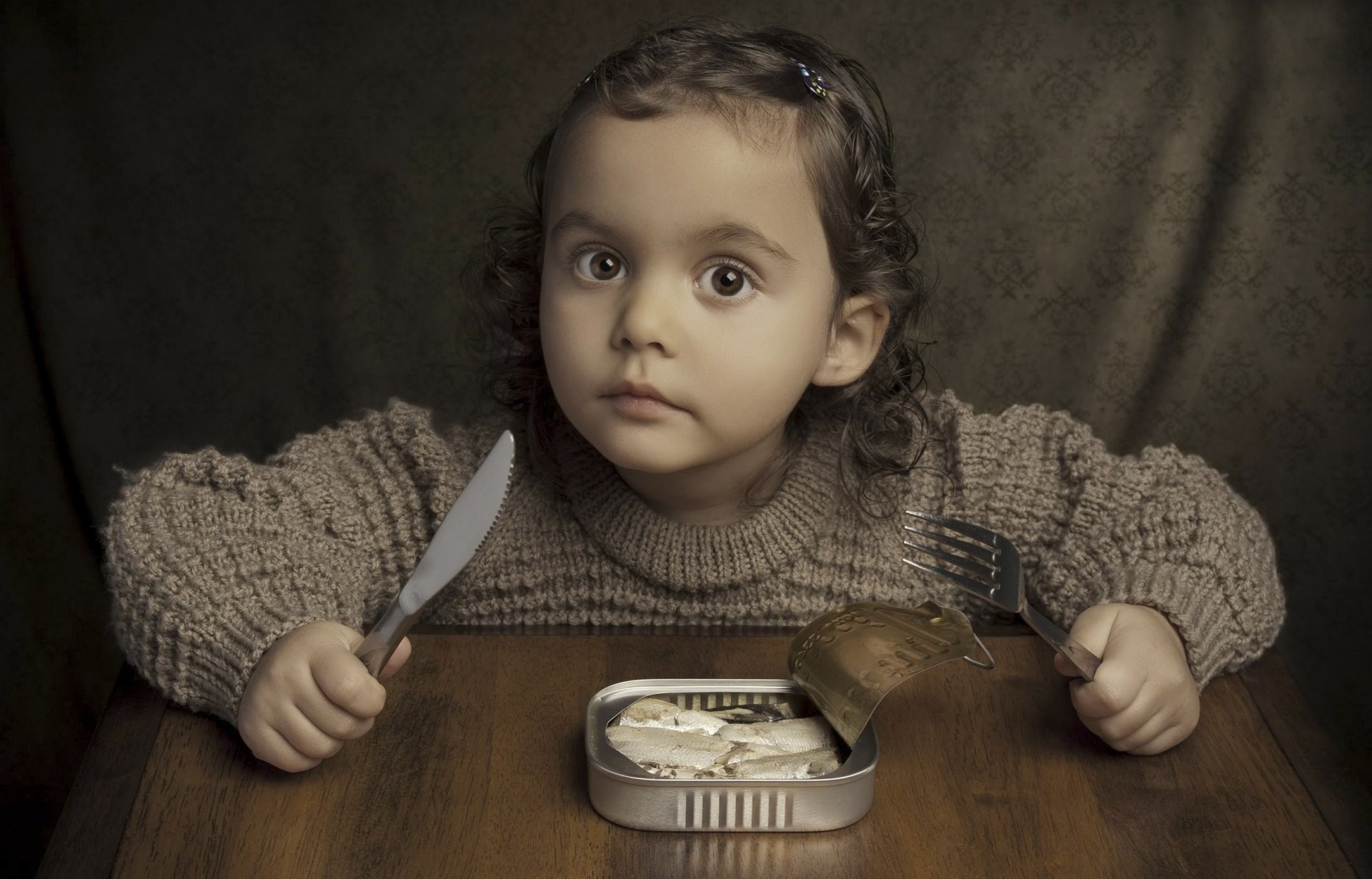 Free photo Baby eats canned food