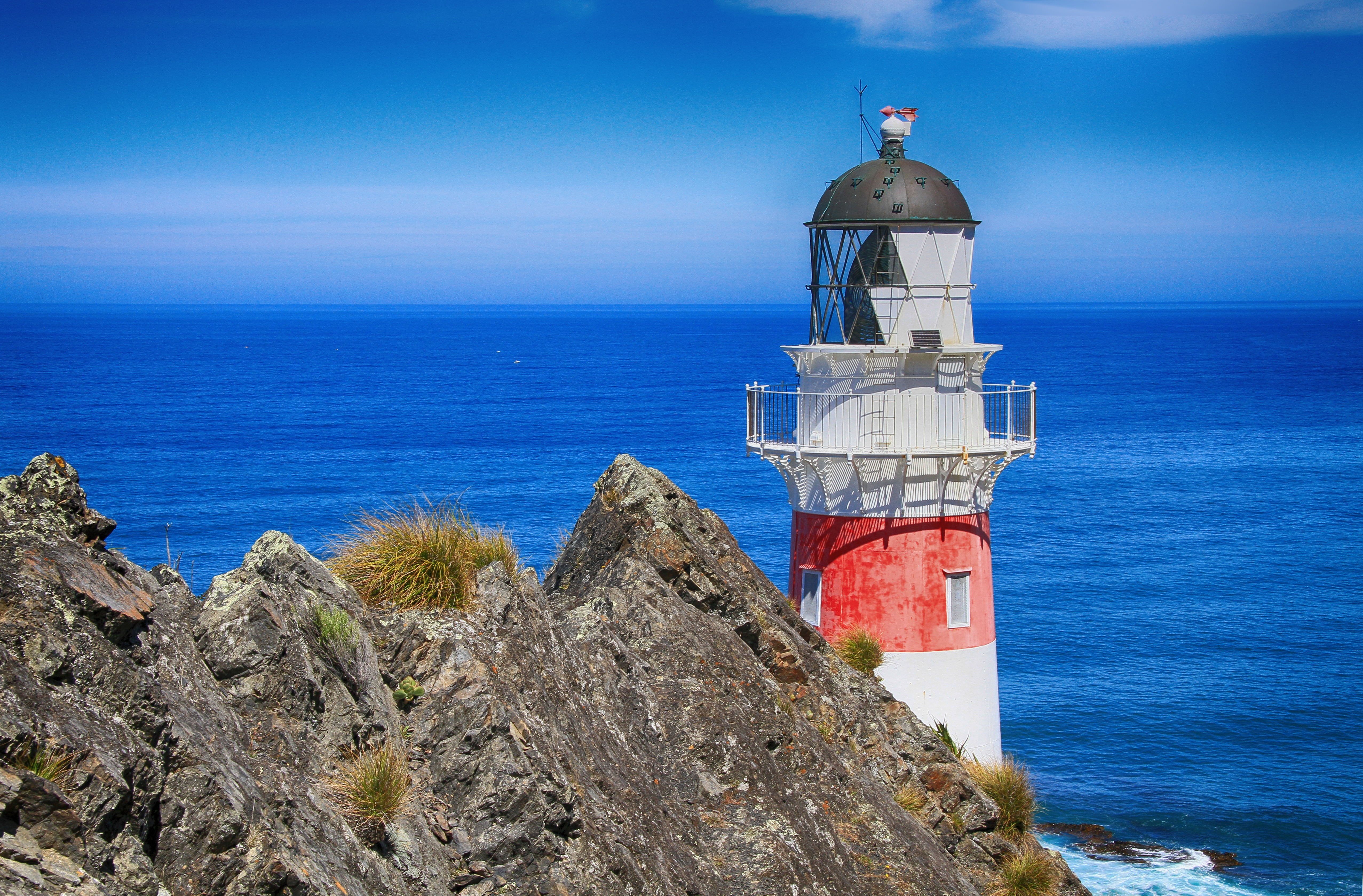 Free photo The lighthouse against the sea