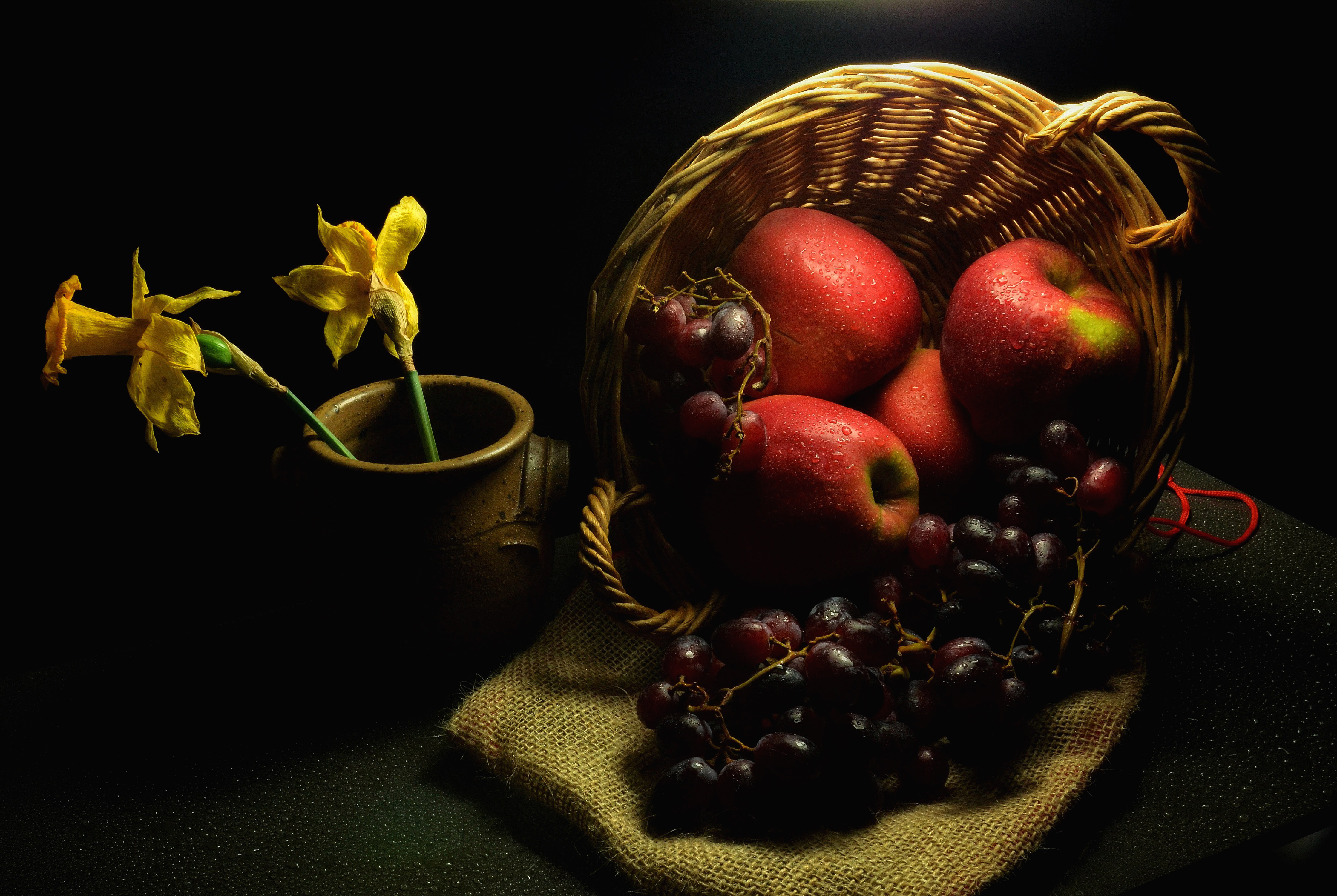 苹果和葡萄的静物
