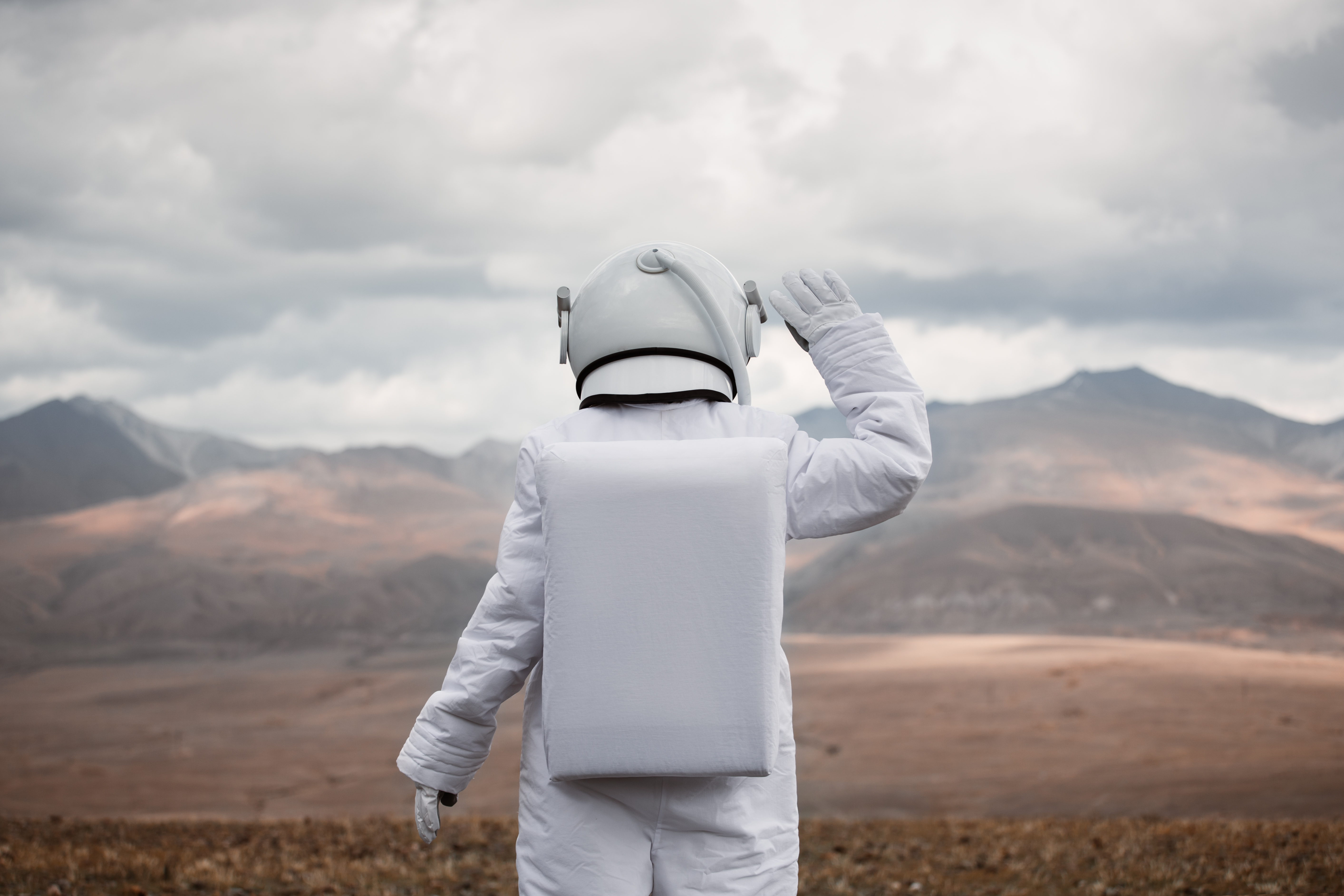 Бесплатное фото Космонавт на неизвестной планете. Вид сзади.