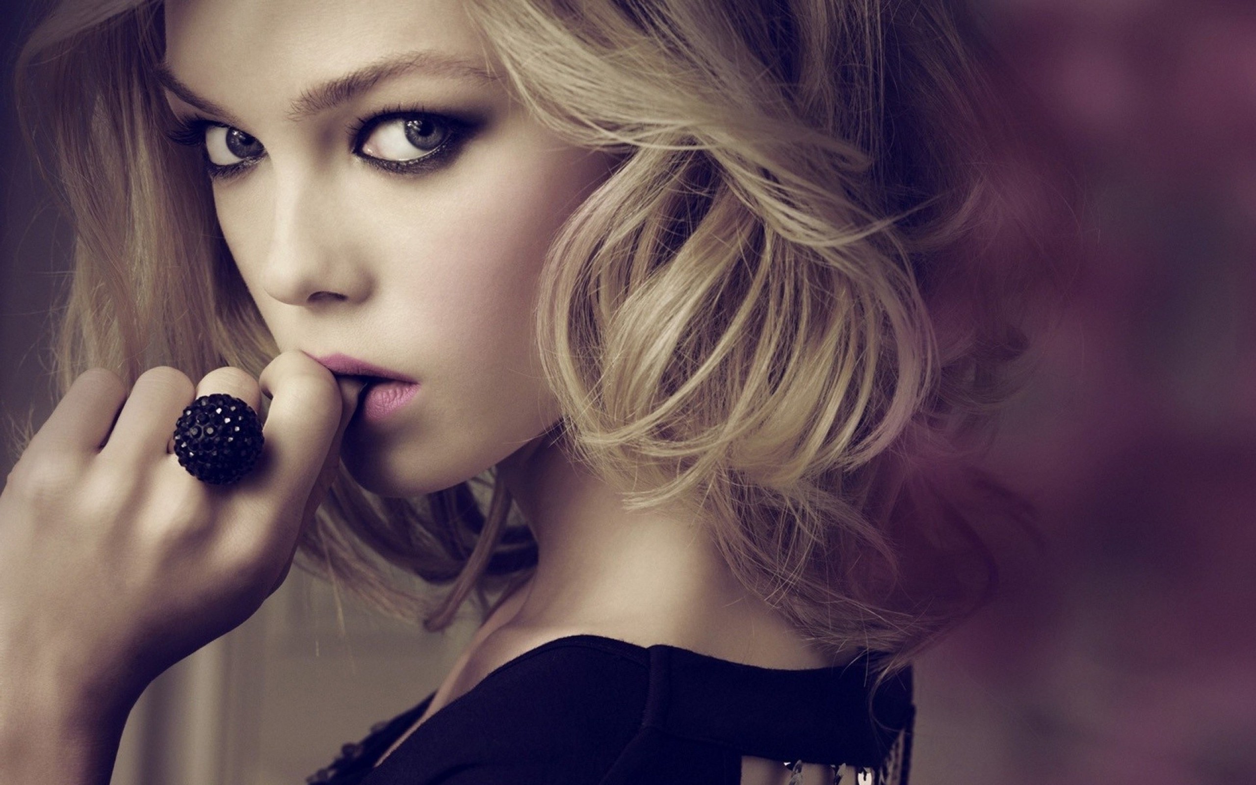 桌面上的壁纸金发 眼睛 模型