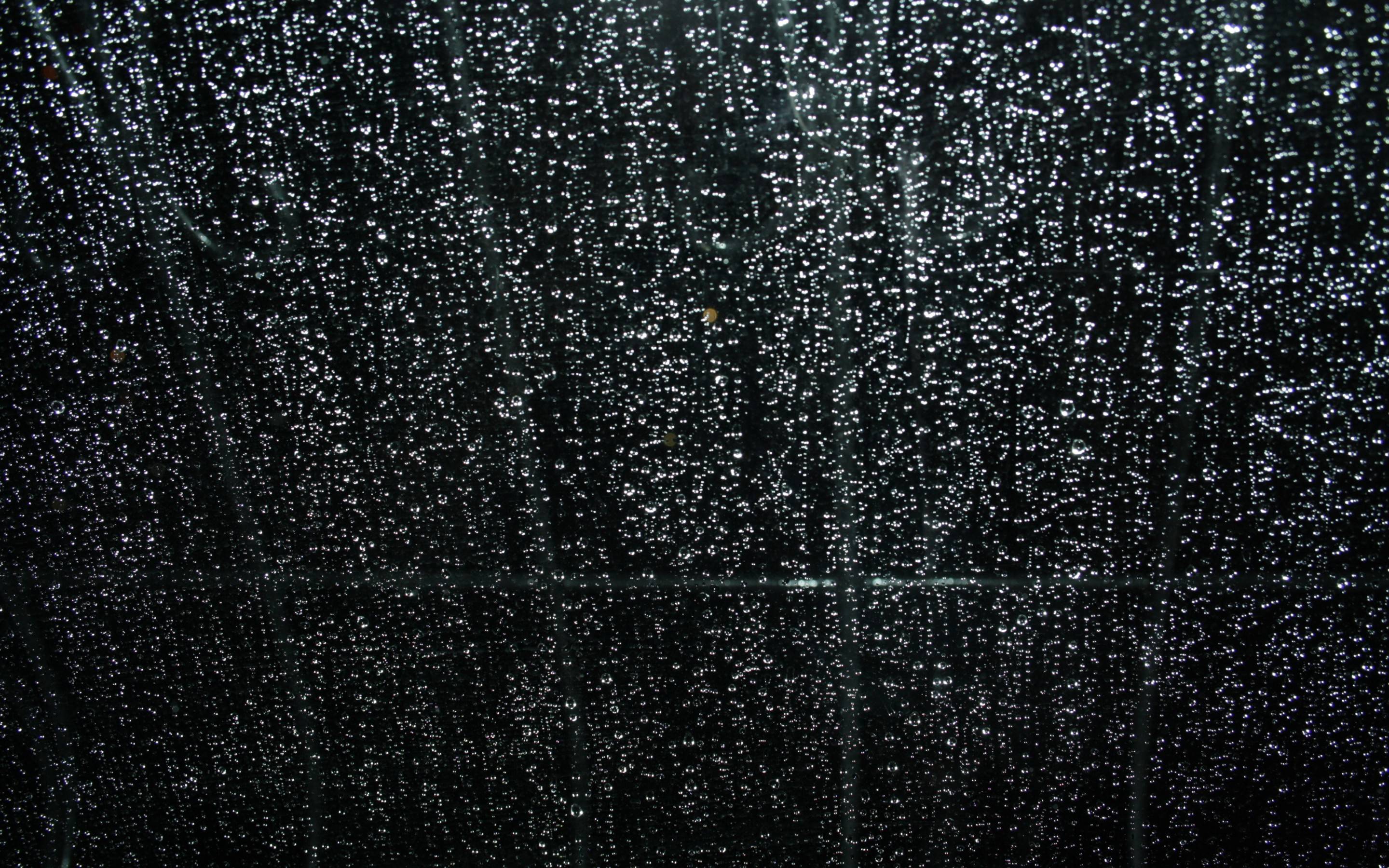 桌面上的壁纸雨滴 在玻璃上 黑色背景
