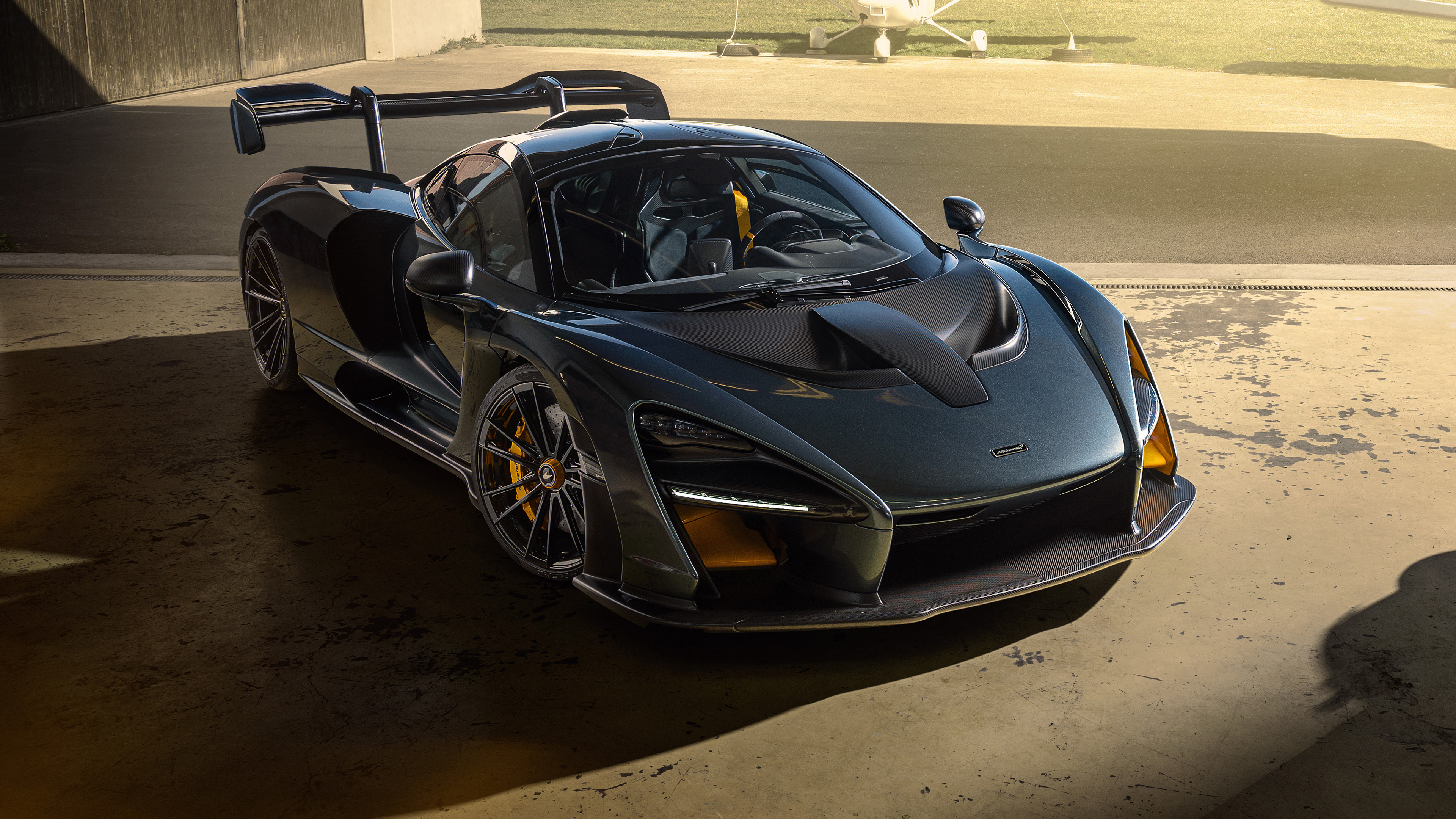 Free photo The sporty black McLaren Senna 2020